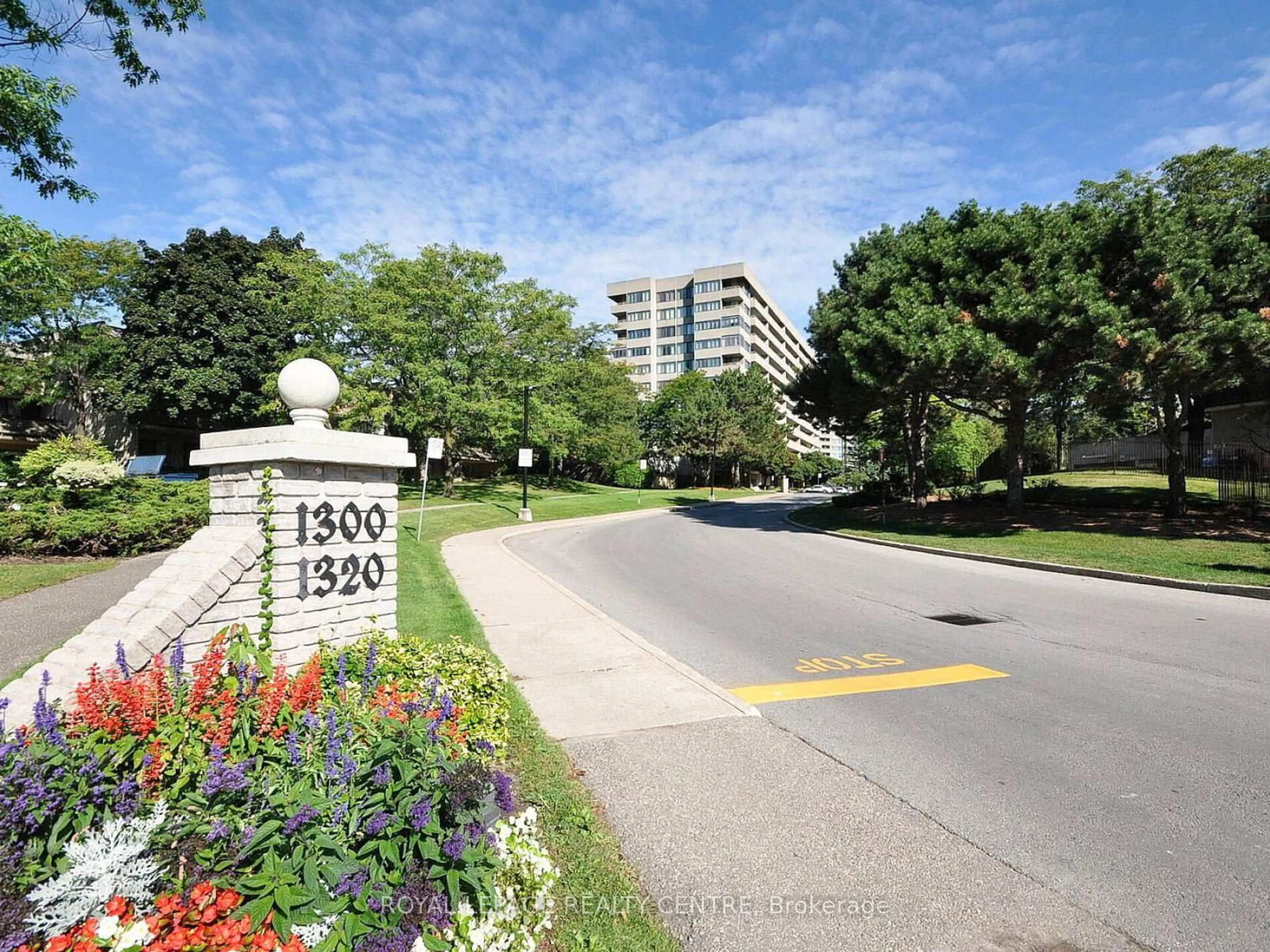 Indoor foyer for 1320 Mississauga Valley Blvd #709, Mississauga Ontario L5A 3R6