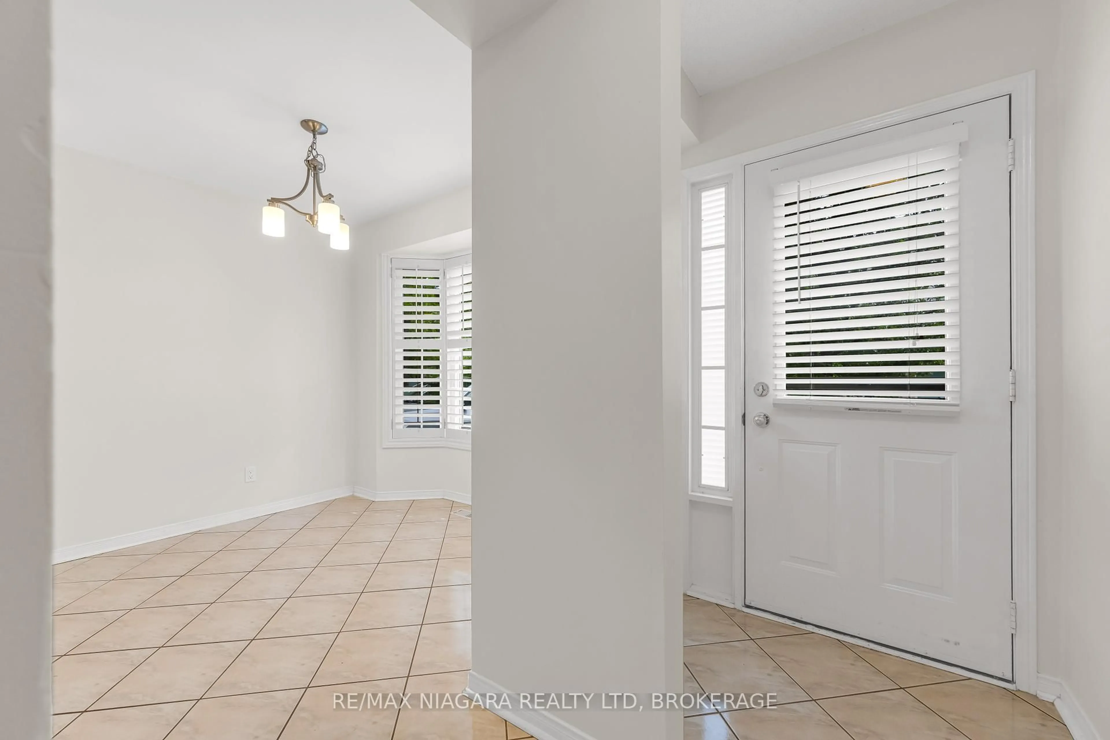Indoor entryway for 3333 New St #34, Burlington Ontario L7N 1N1
