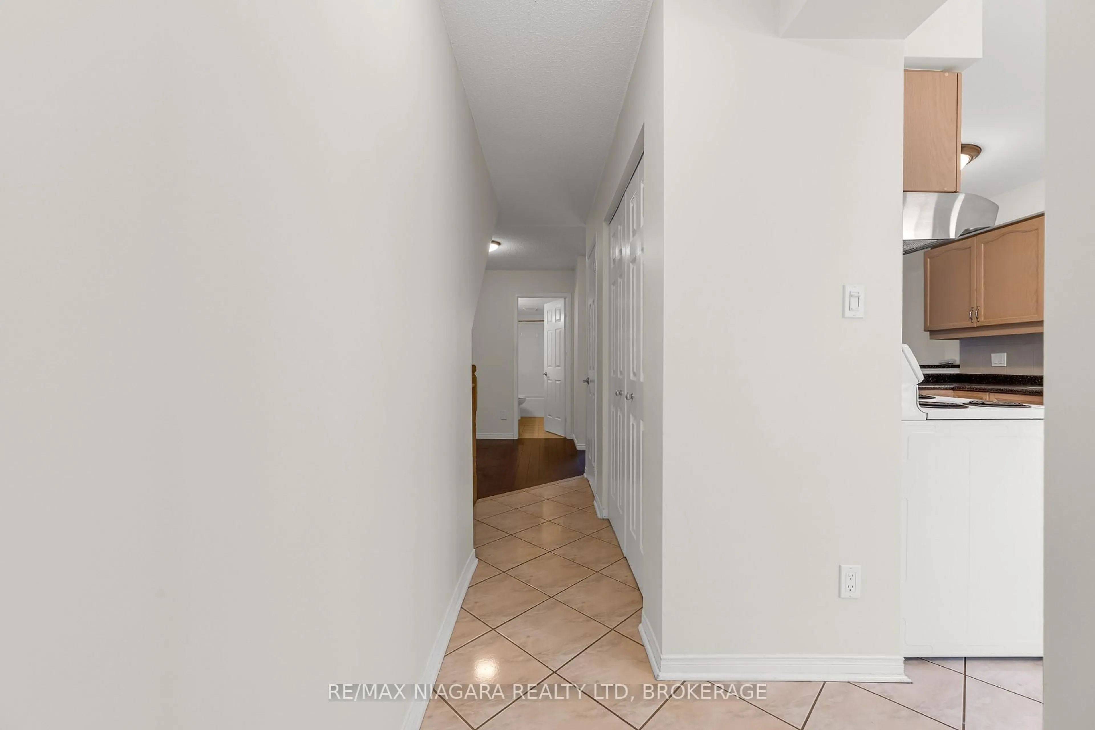 Indoor entryway for 3333 New St #34, Burlington Ontario L7N 1N1
