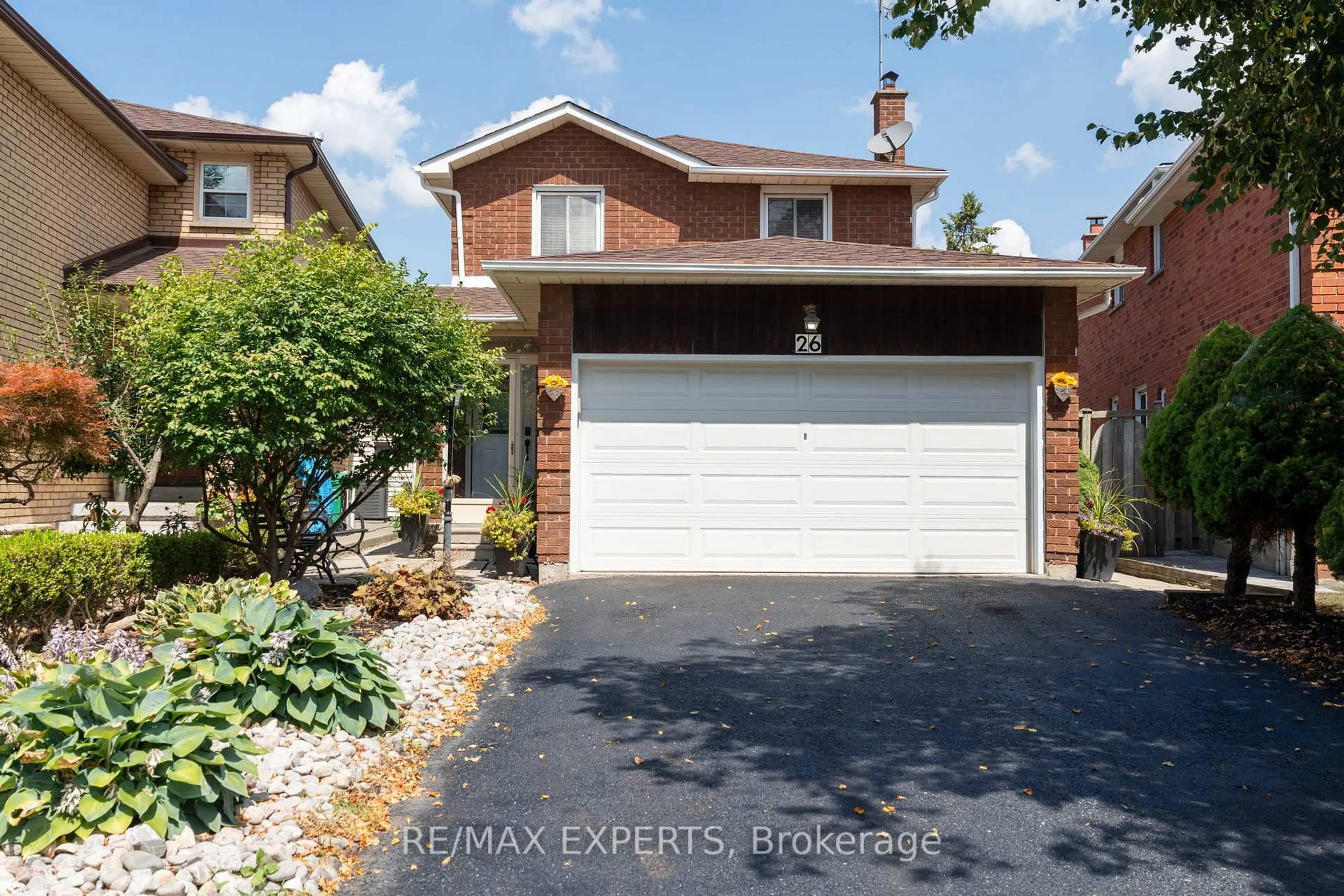 Home with brick exterior material, street for 26 Langholm Crt, Brampton Ontario L6Z 2Y1