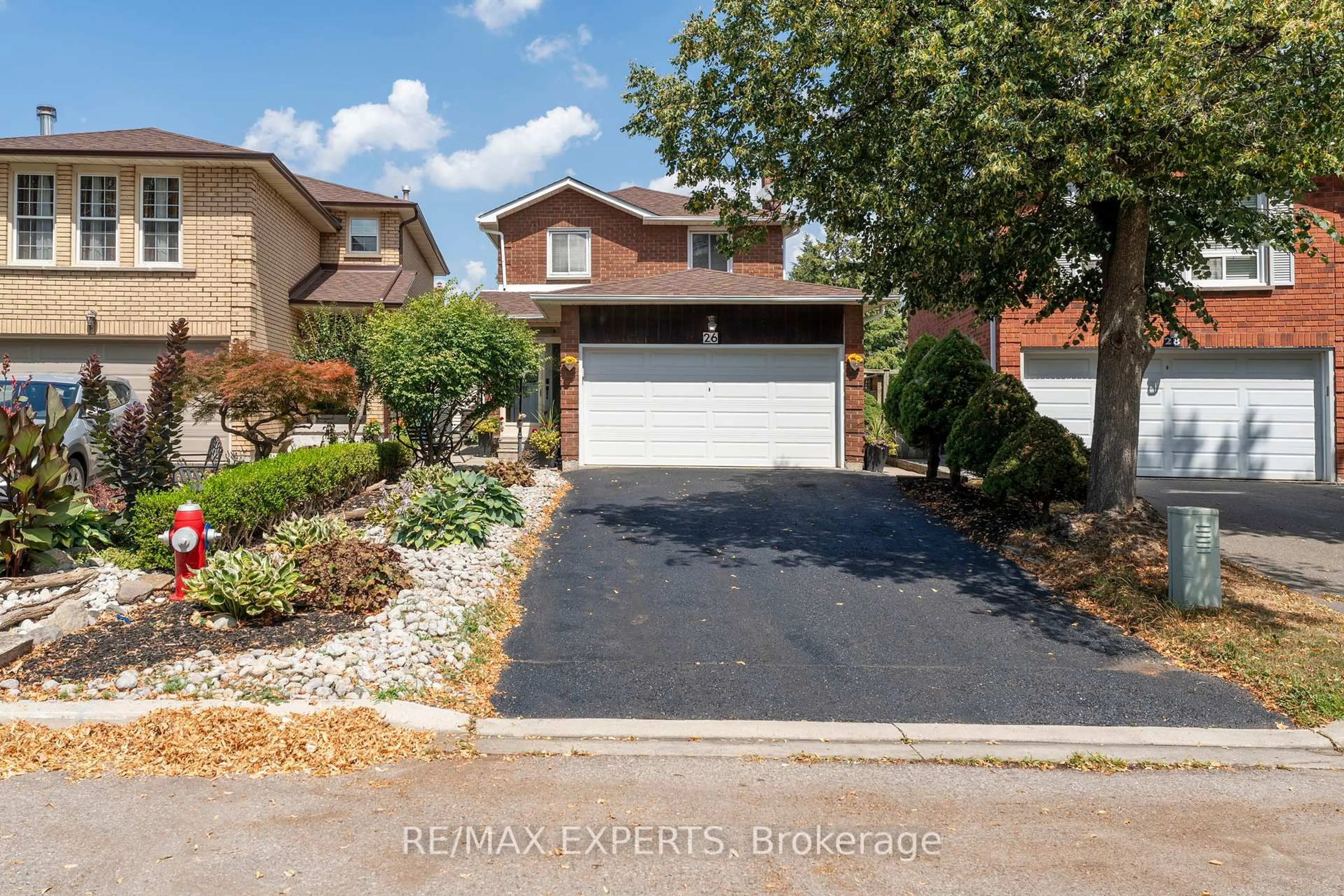 A pic from outside/outdoor area/front of a property/back of a property/a pic from drone, street for 26 Langholm Crt, Brampton Ontario L6Z 2Y1