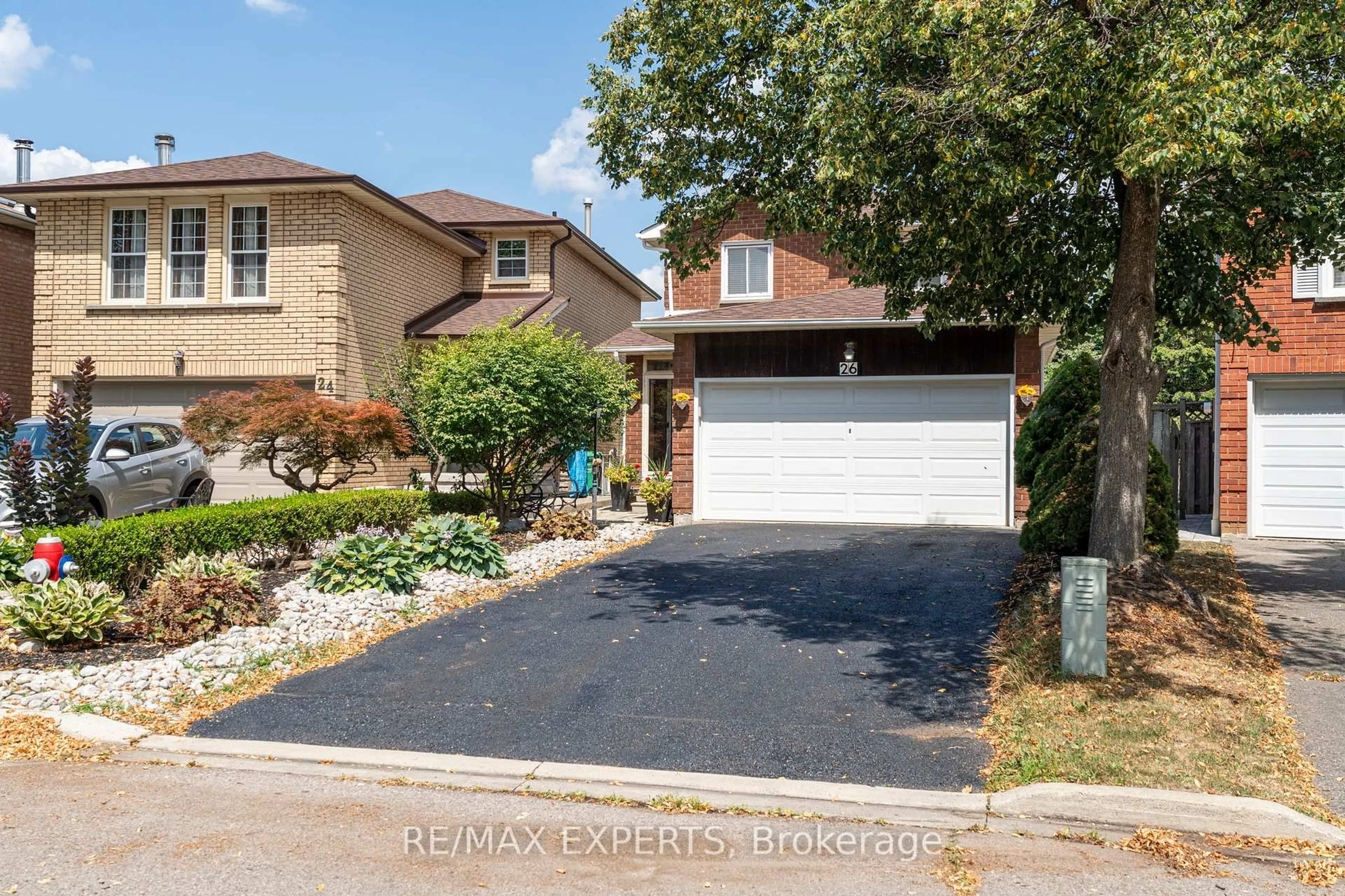 Home with brick exterior material, street for 26 Langholm Crt, Brampton Ontario L6Z 2Y1