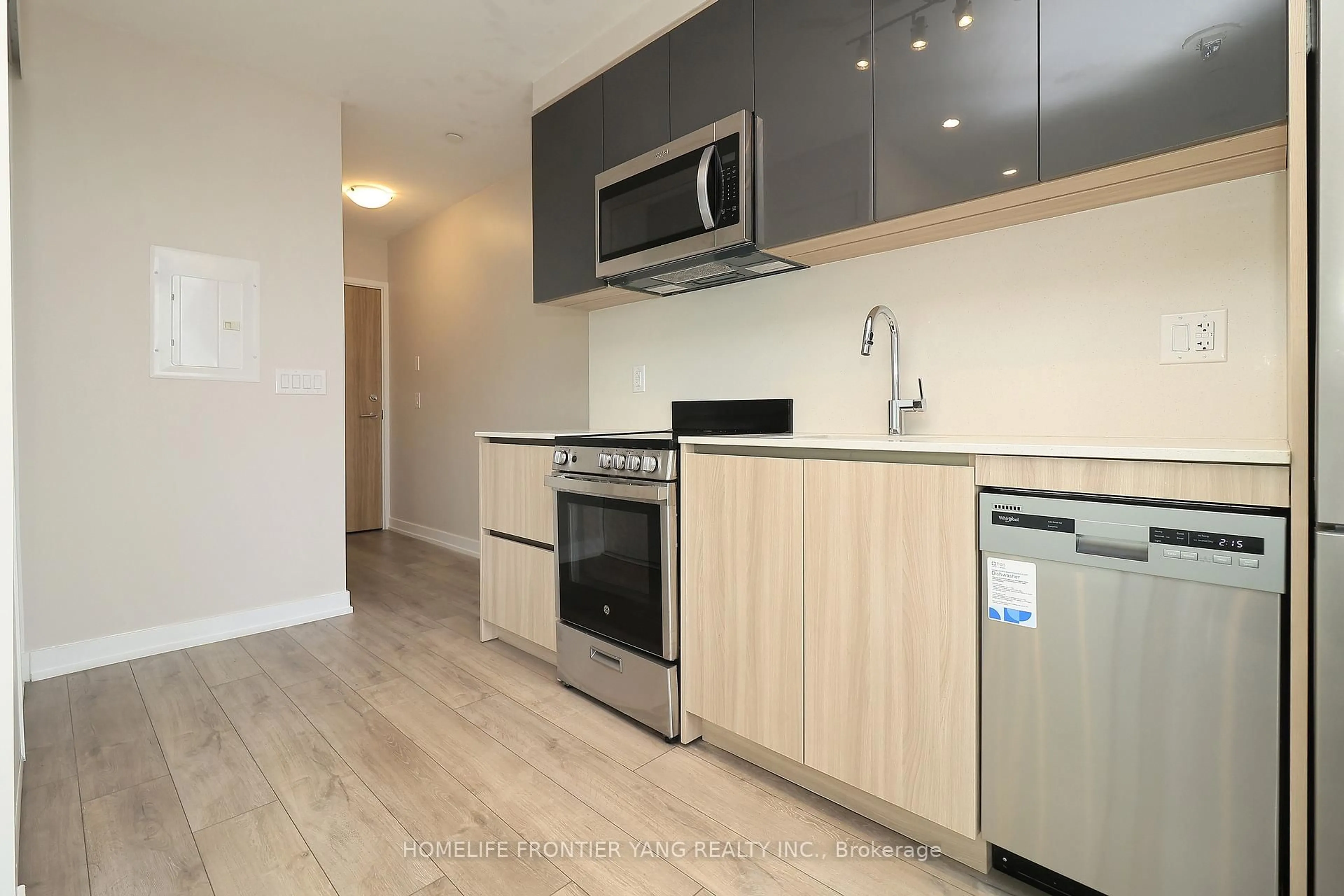 Standard kitchen, wood/laminate floor for 3100 Keele St #702, Toronto Ontario M3M 2H4