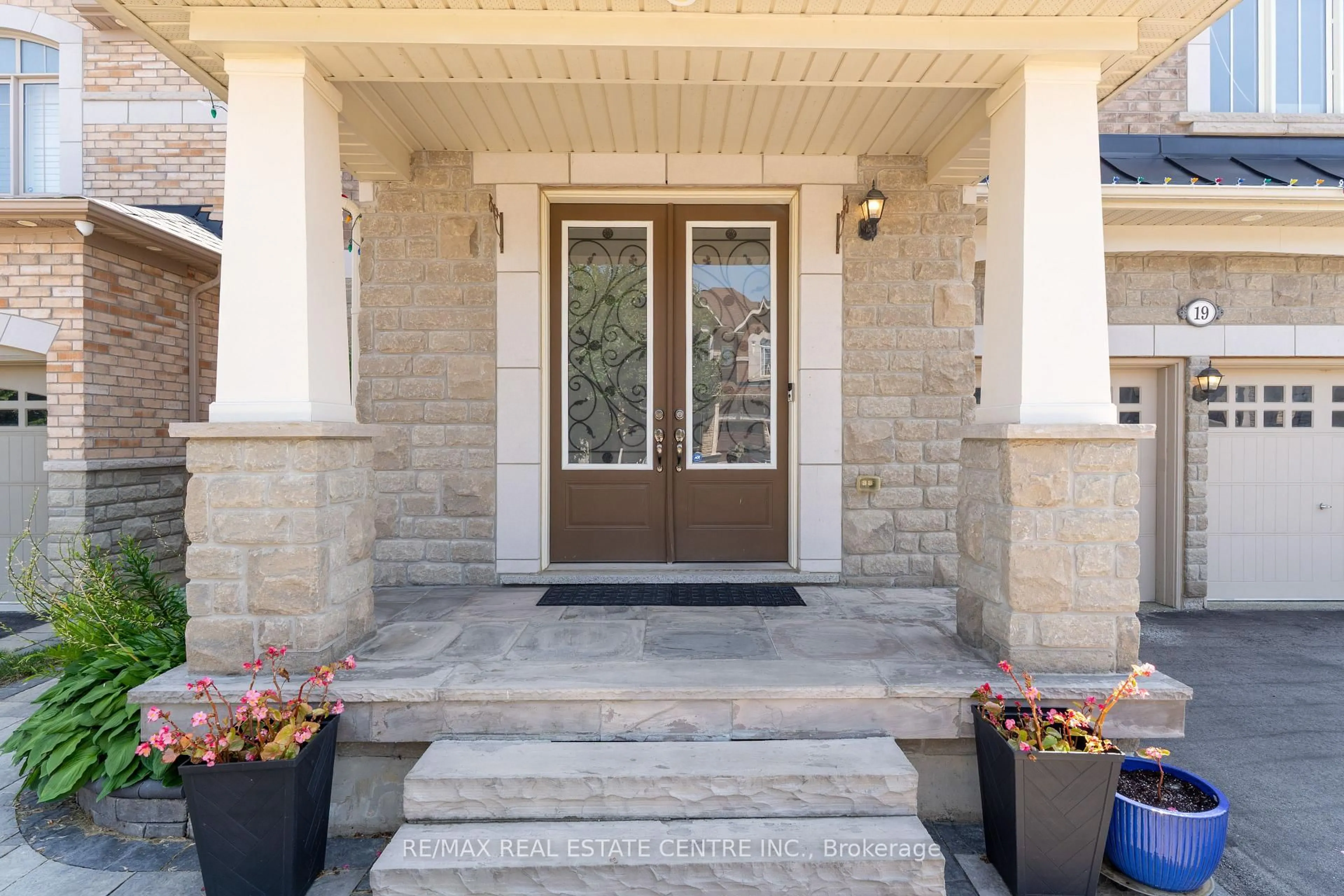 Indoor entryway for 19 Foliage Dr, Brampton Ontario L7A 4M7