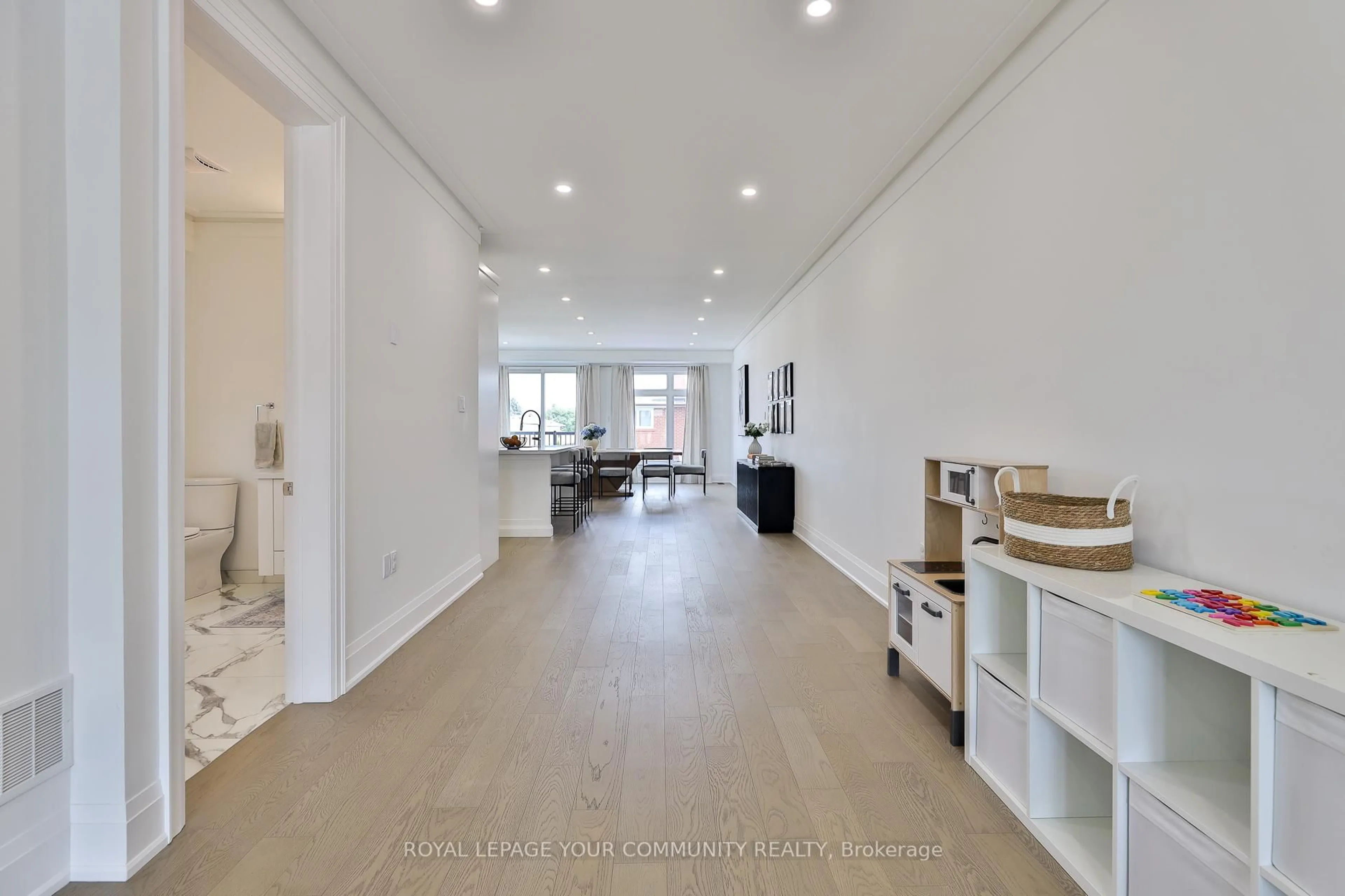 Indoor foyer for 37 St Gaspar Crt, Toronto Ontario M9L 1L1