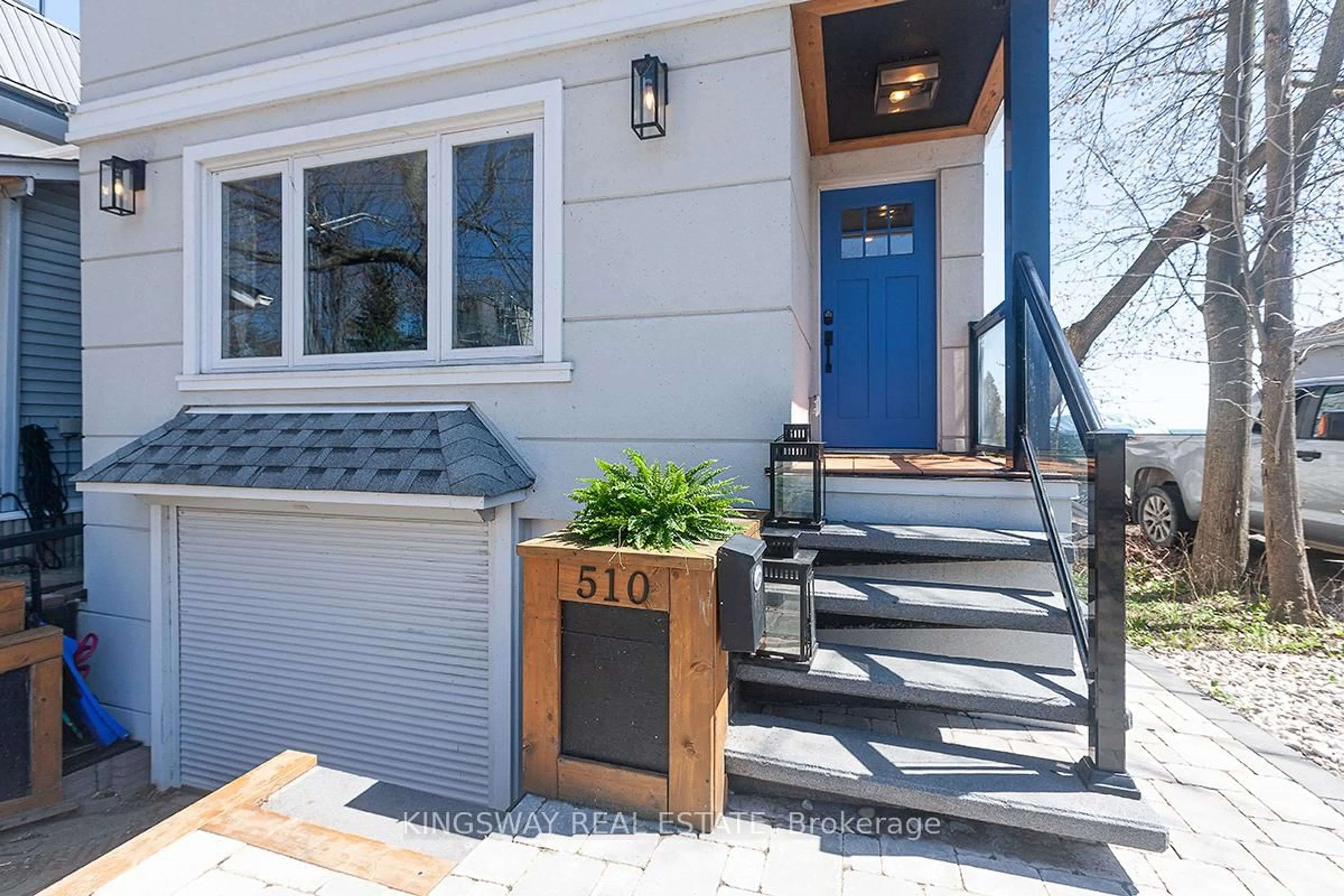 Indoor entryway for 510 Richey Cres, Mississauga Ontario L5G 1N4