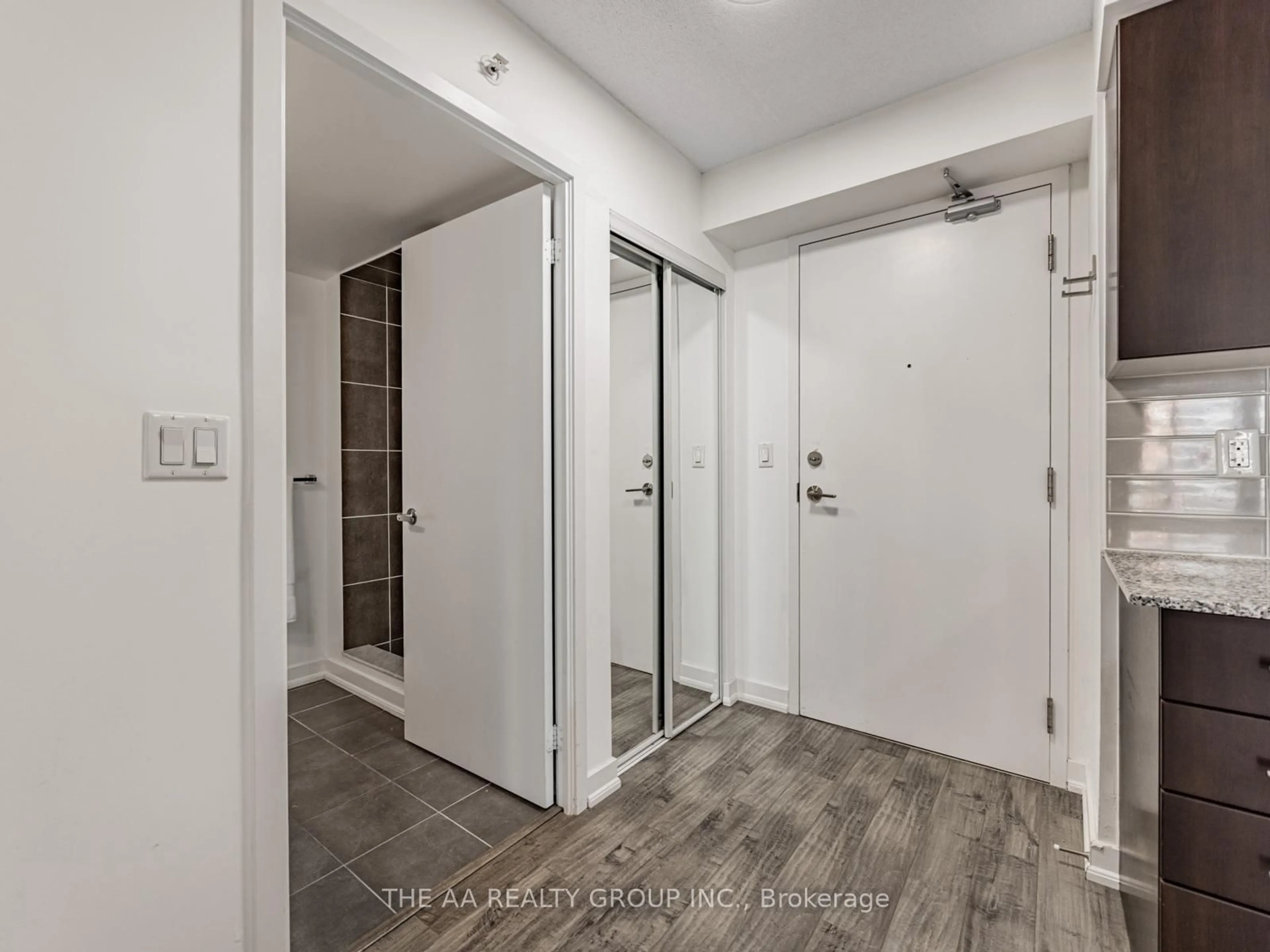 Indoor entryway for 1410 Dupont St #2209, Toronto Ontario M6H 0B6