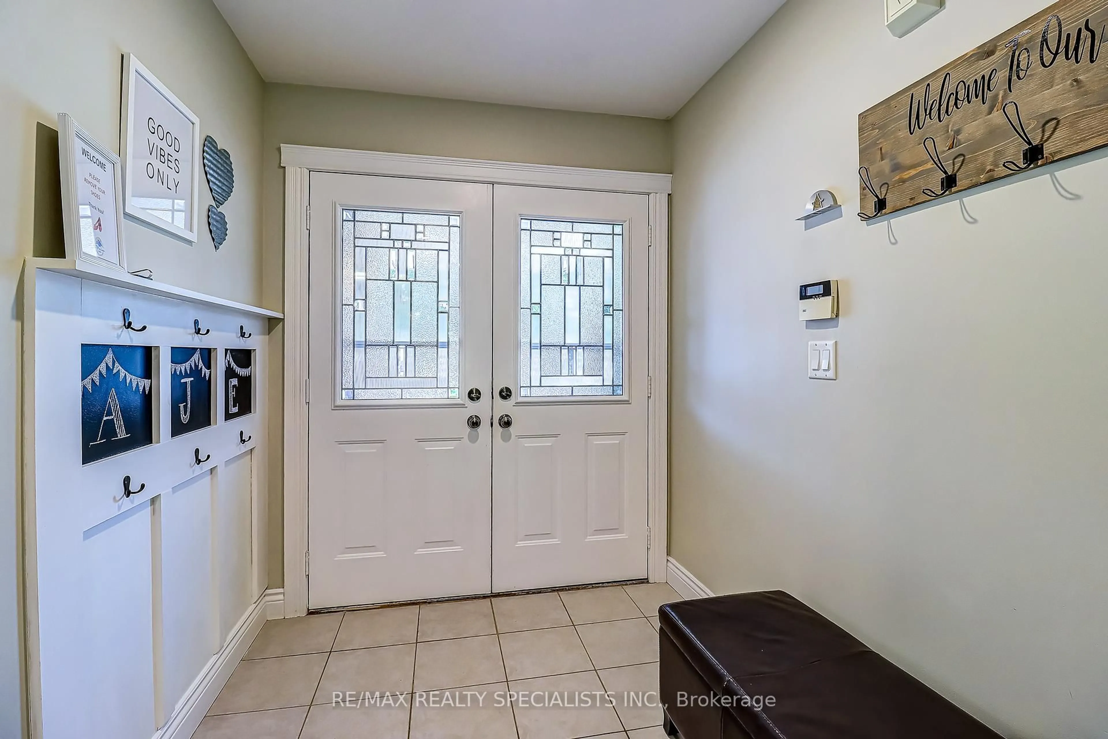 Indoor entryway for 156 Manley Lane, Milton Ontario L9T 5T1