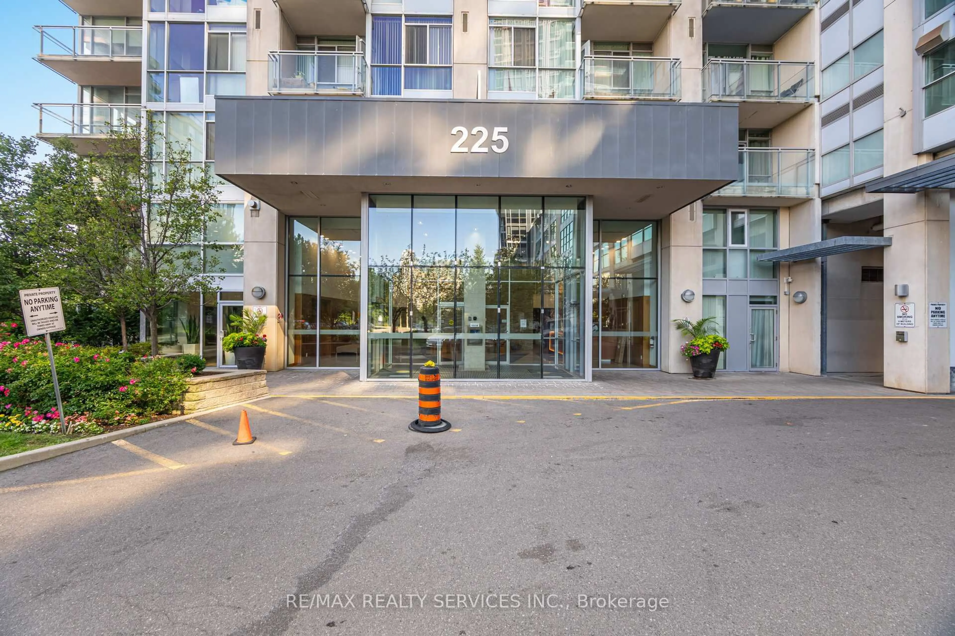 Indoor foyer for 225 Webb Dr #810, Mississauga Ontario L5B 4P2