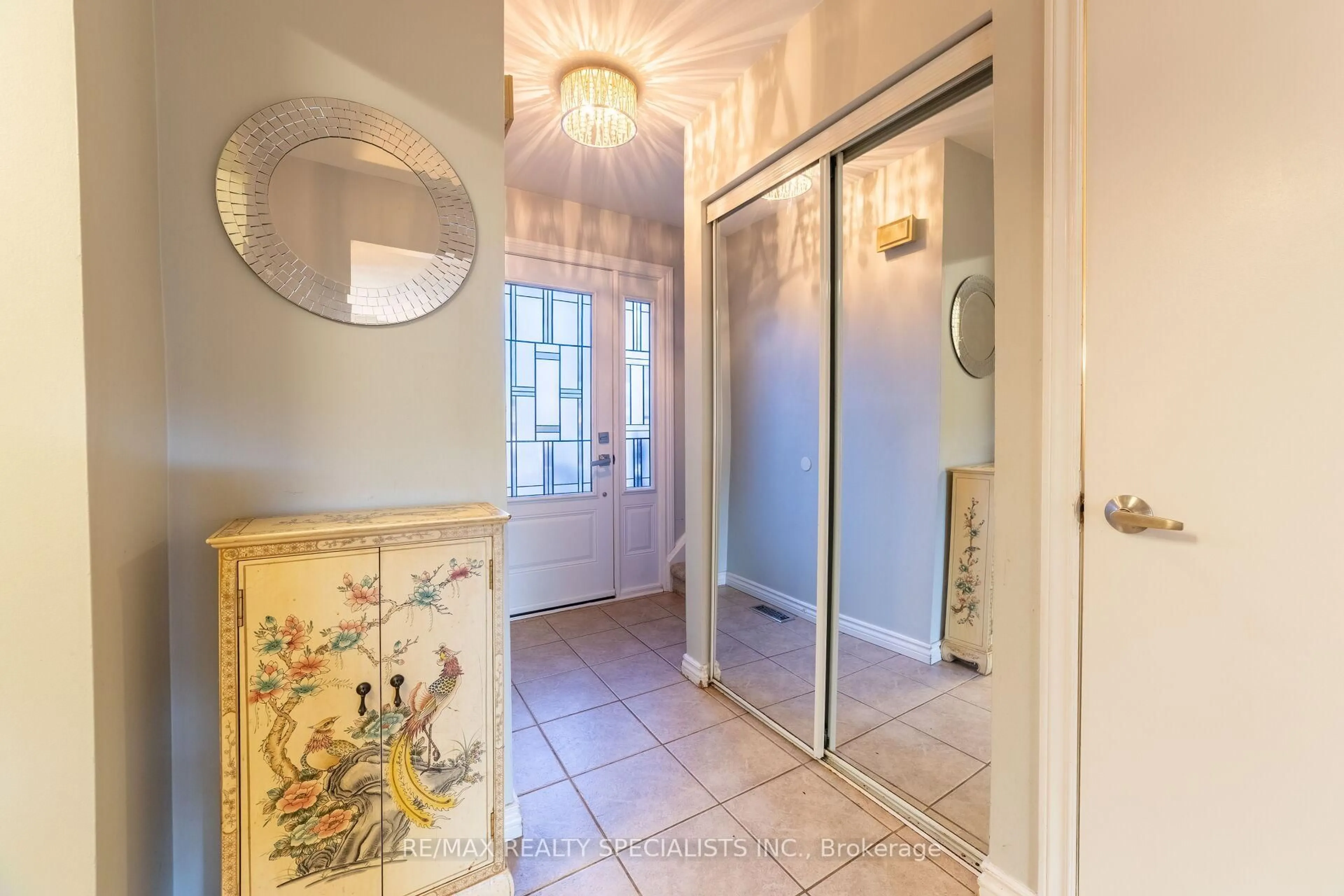 Indoor entryway for 60 Karen Crt, Orangeville Ontario L9W 3S3