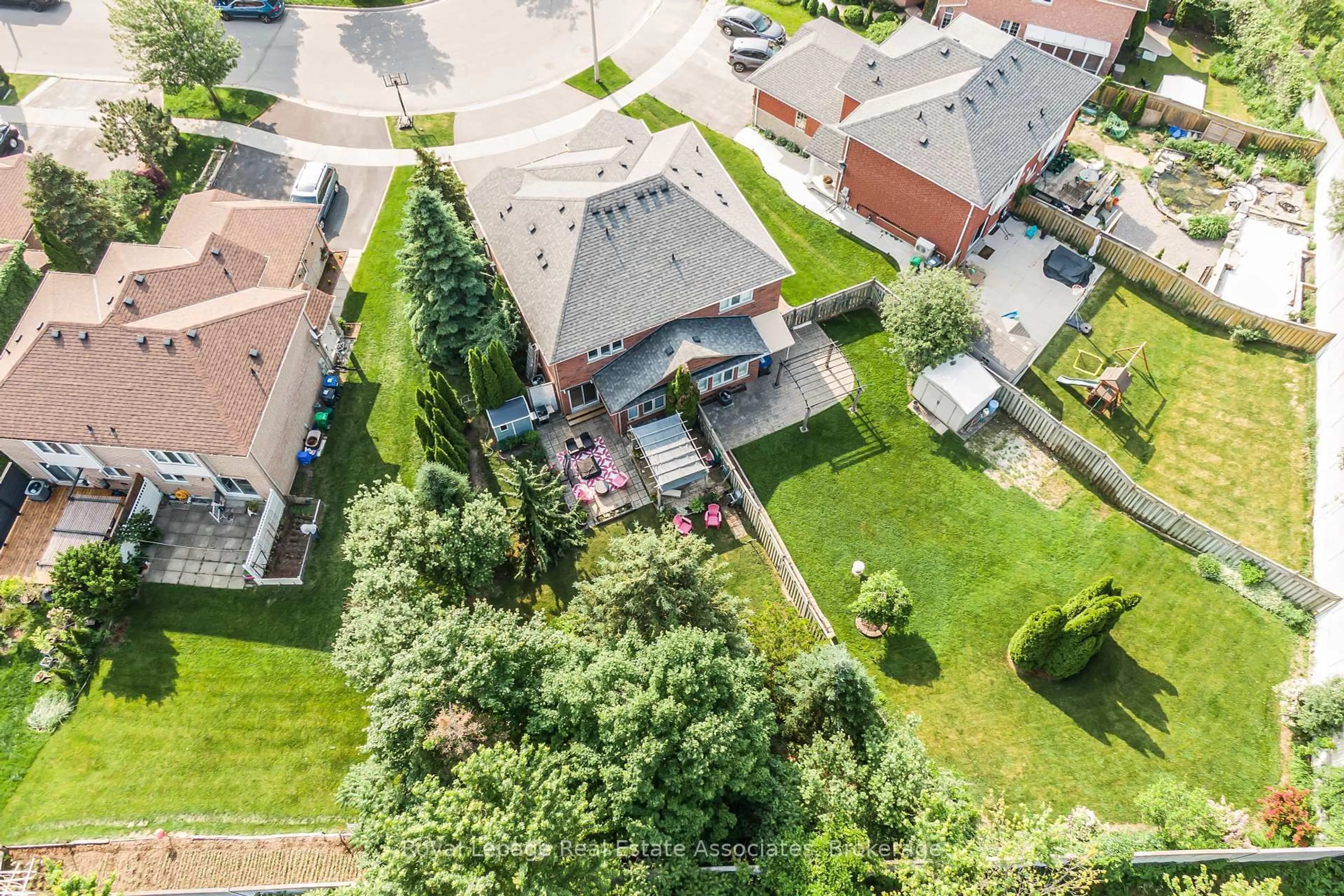 A pic from outside/outdoor area/front of a property/back of a property/a pic from drone, street for 7514 Black Walnut Tr, Mississauga Ontario L5N 8A9