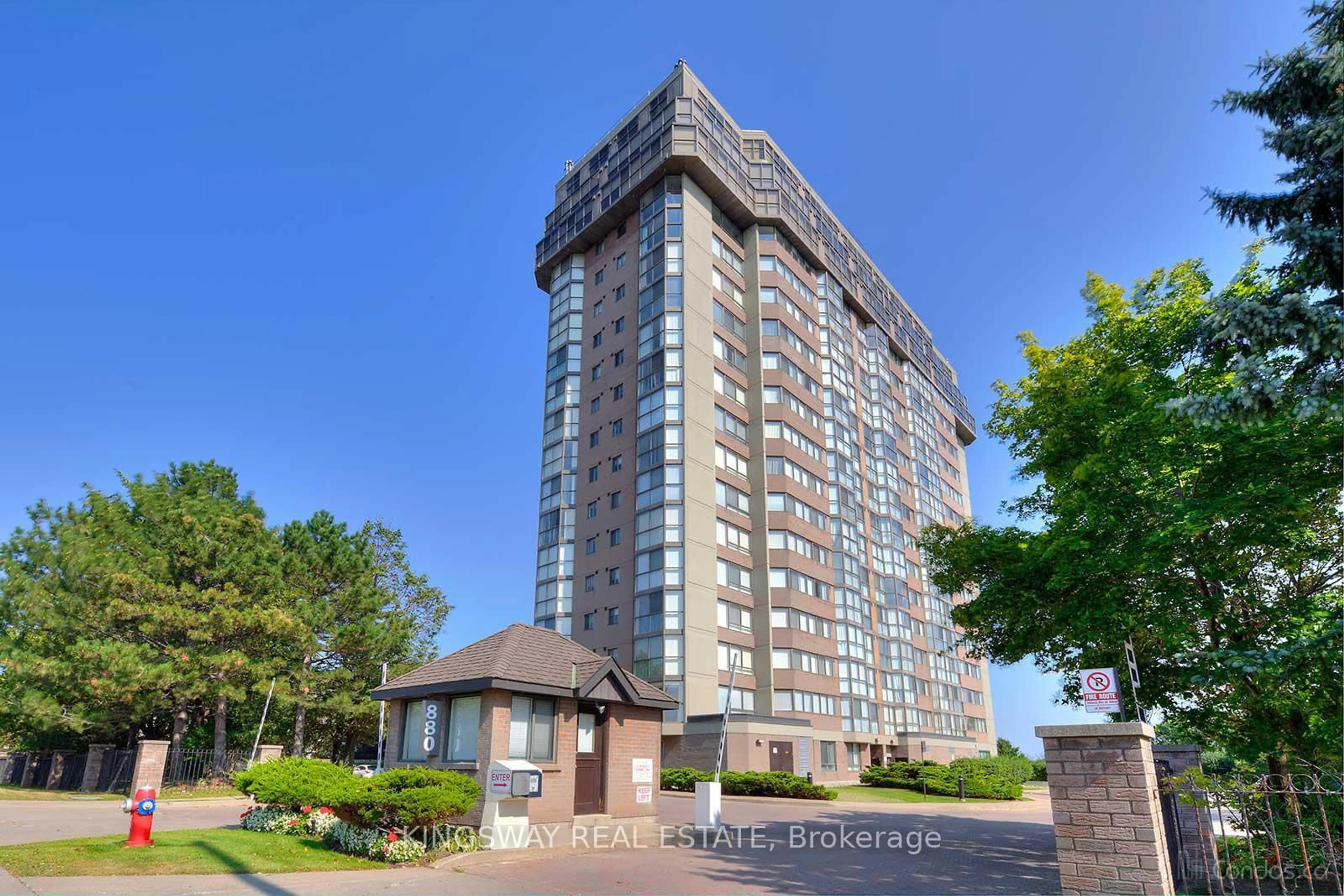 Indoor foyer for 880 Dundas St #UPH02, Mississauga Ontario L5C 4H3