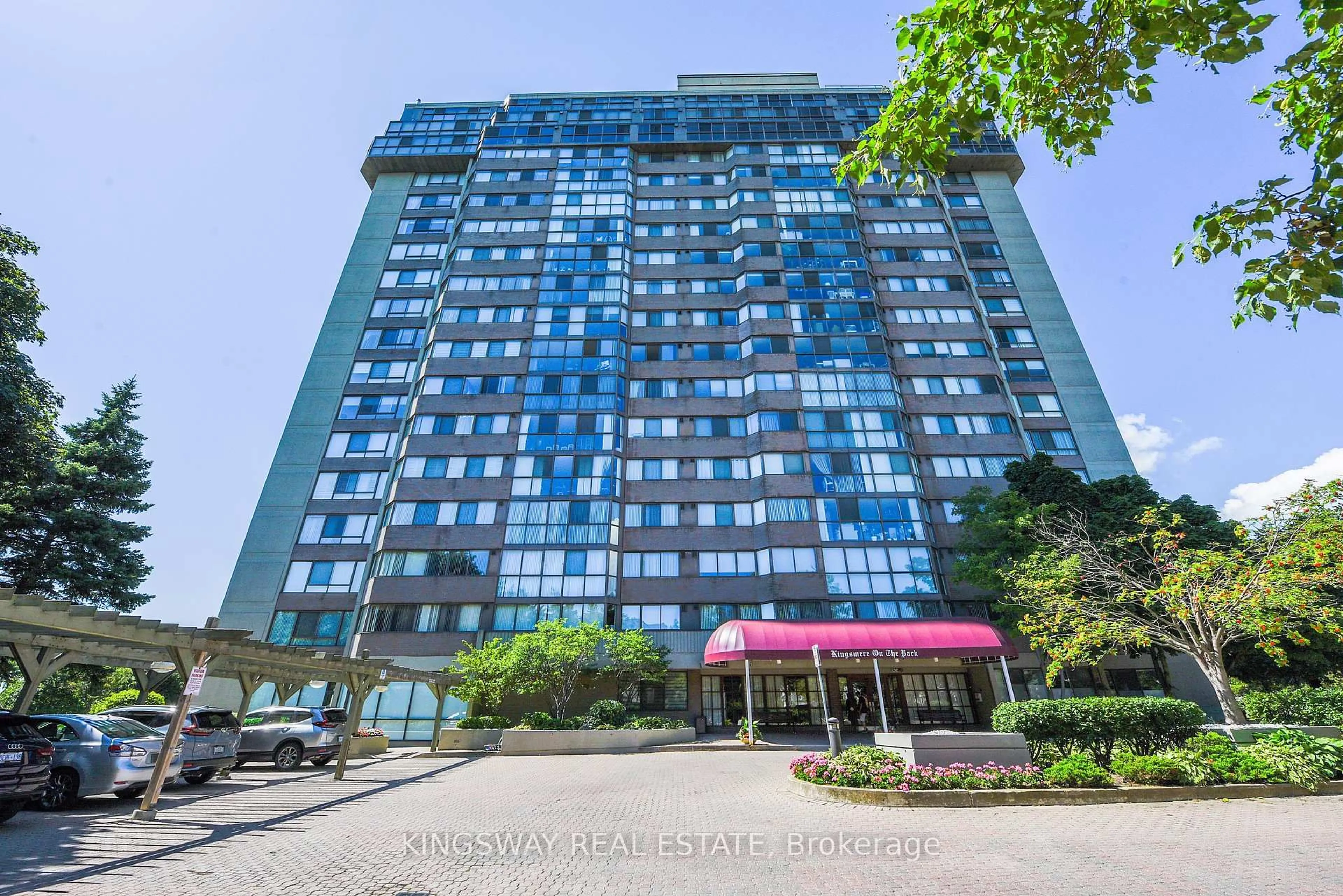 Indoor foyer for 880 Dundas St #UPH02, Mississauga Ontario L5C 4H3