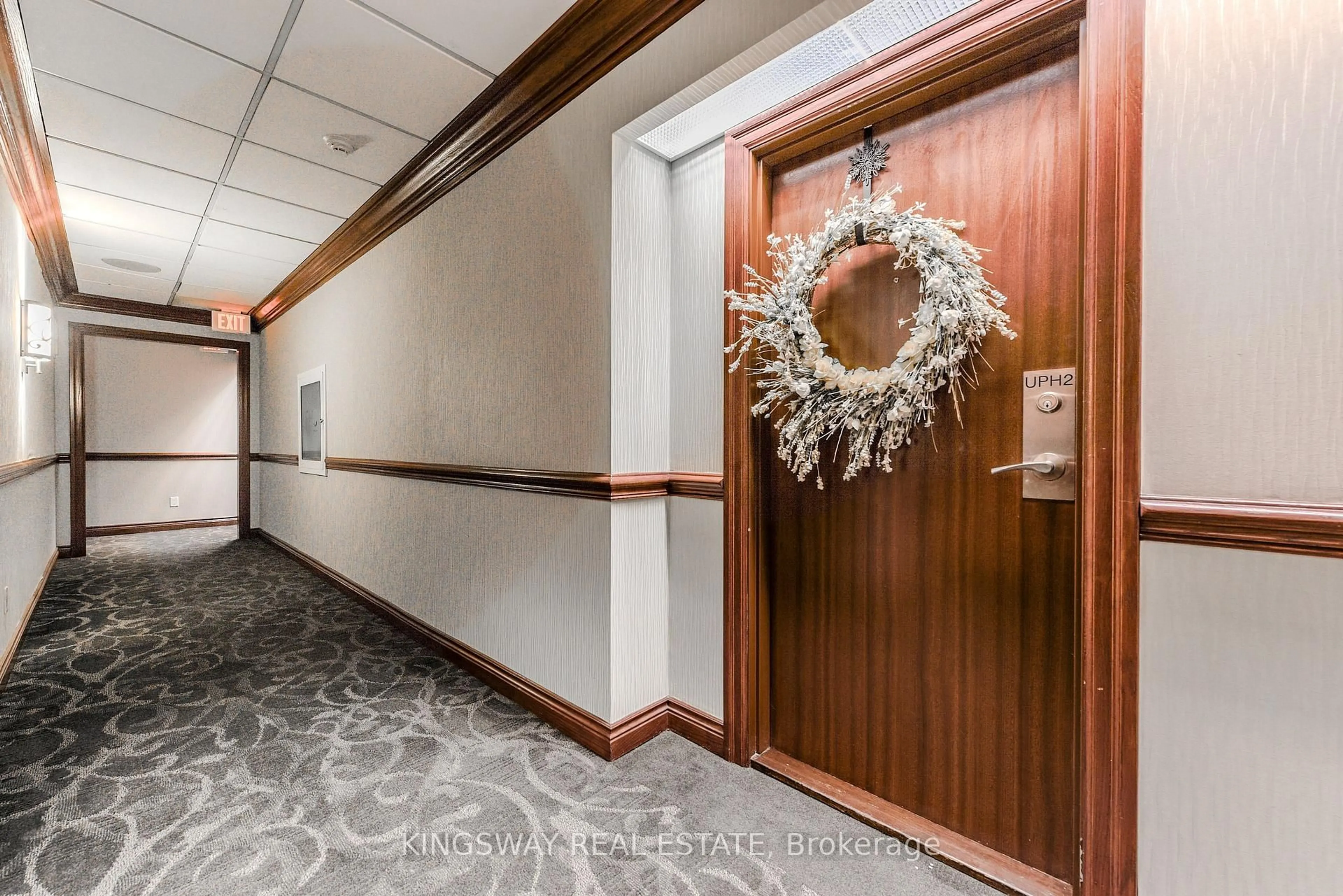 Indoor foyer for 880 Dundas St #UPH02, Mississauga Ontario L5C 4H3