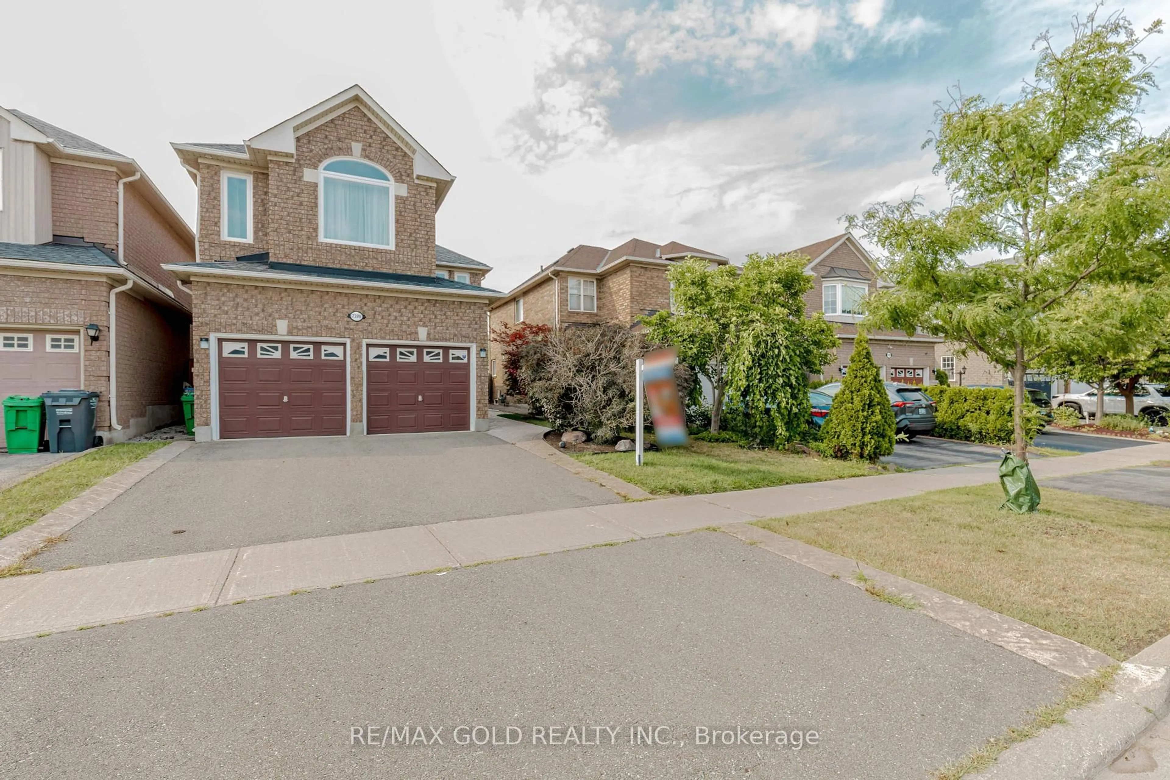 A pic from outside/outdoor area/front of a property/back of a property/a pic from drone, street for 7399 Terragar Blvd, Mississauga Ontario L5N 8G7