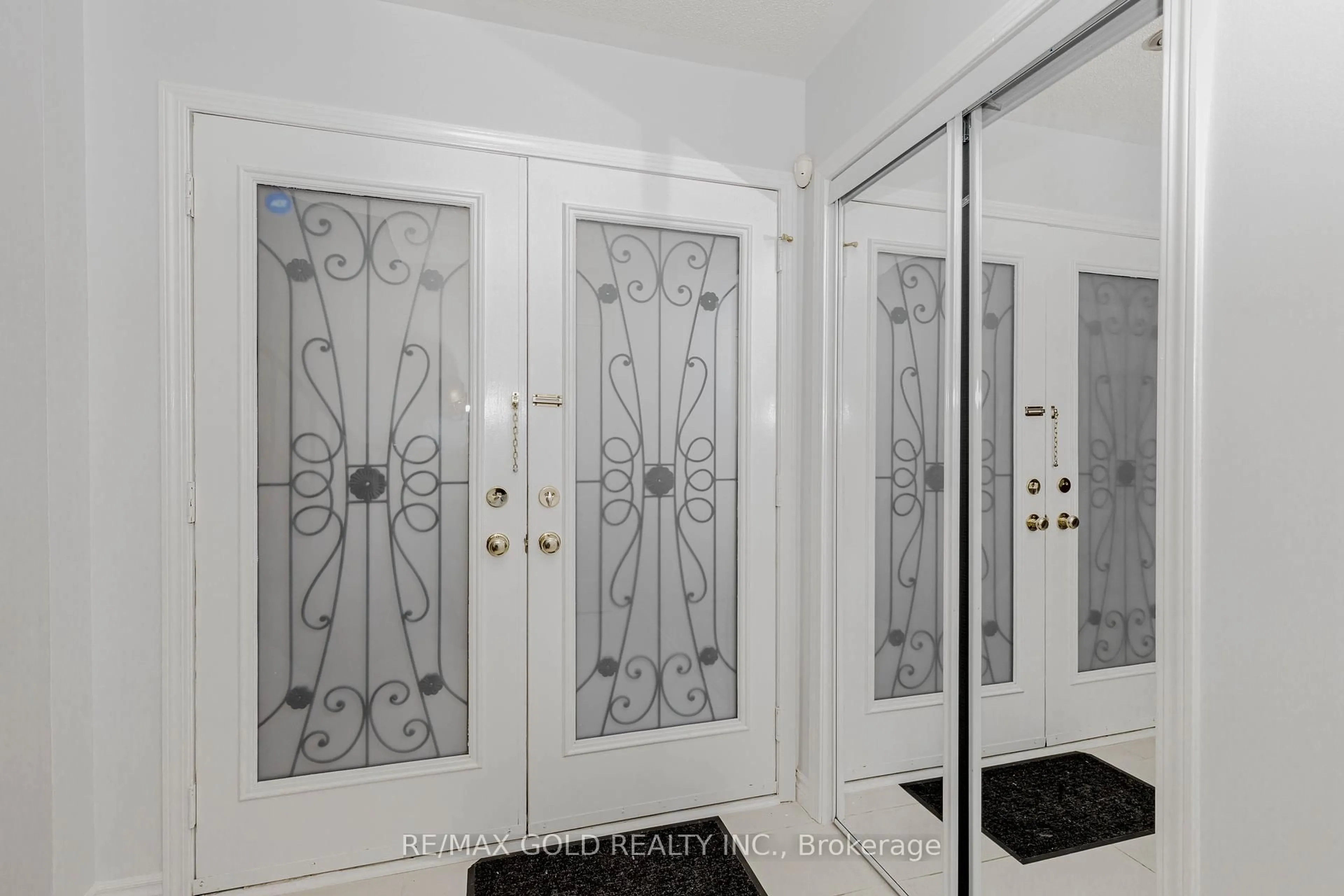 Indoor entryway for 7399 Terragar Blvd, Mississauga Ontario L5N 8G7