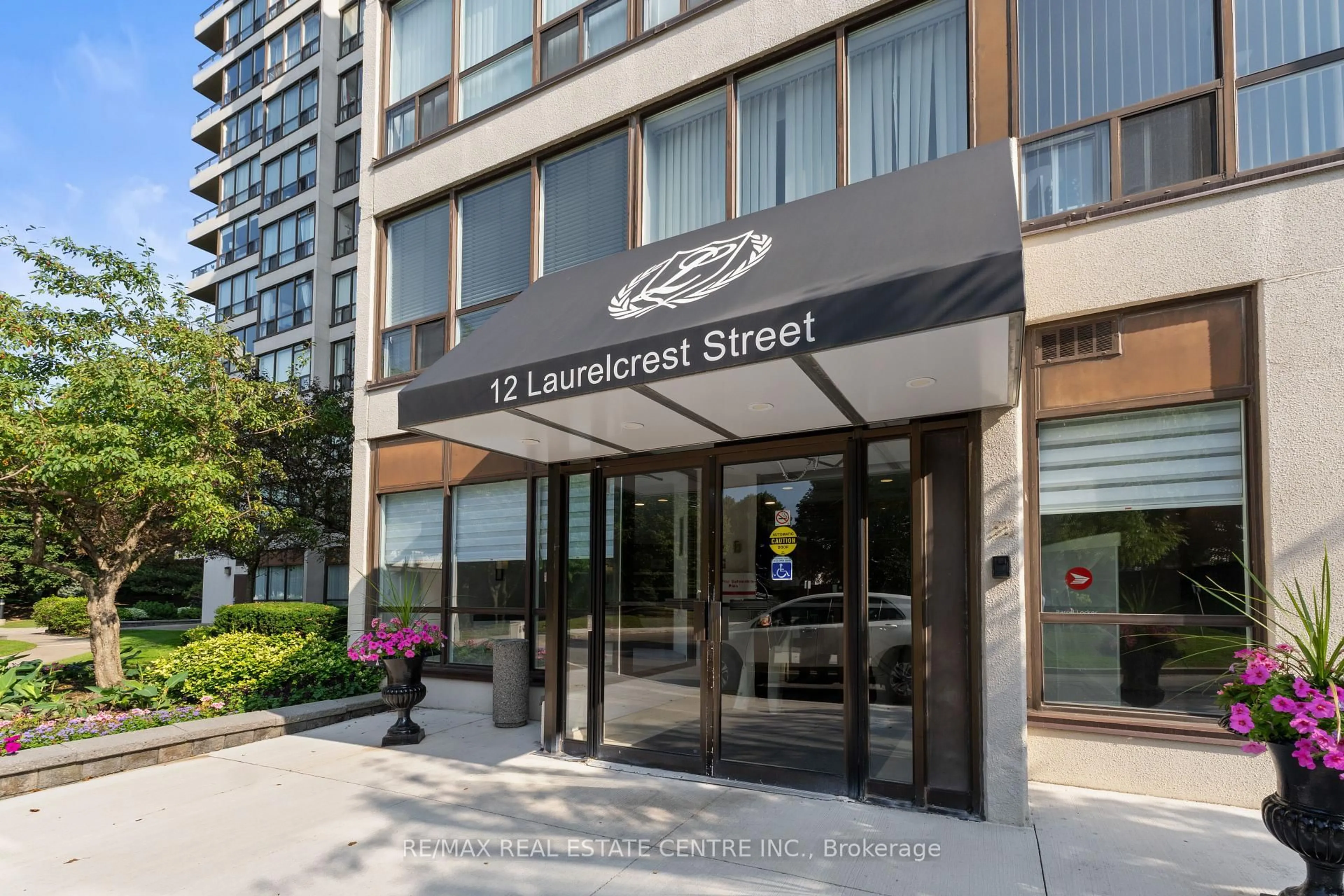 Indoor foyer for 12 Laurelcrest St #707, Brampton Ontario L6S 5Y4