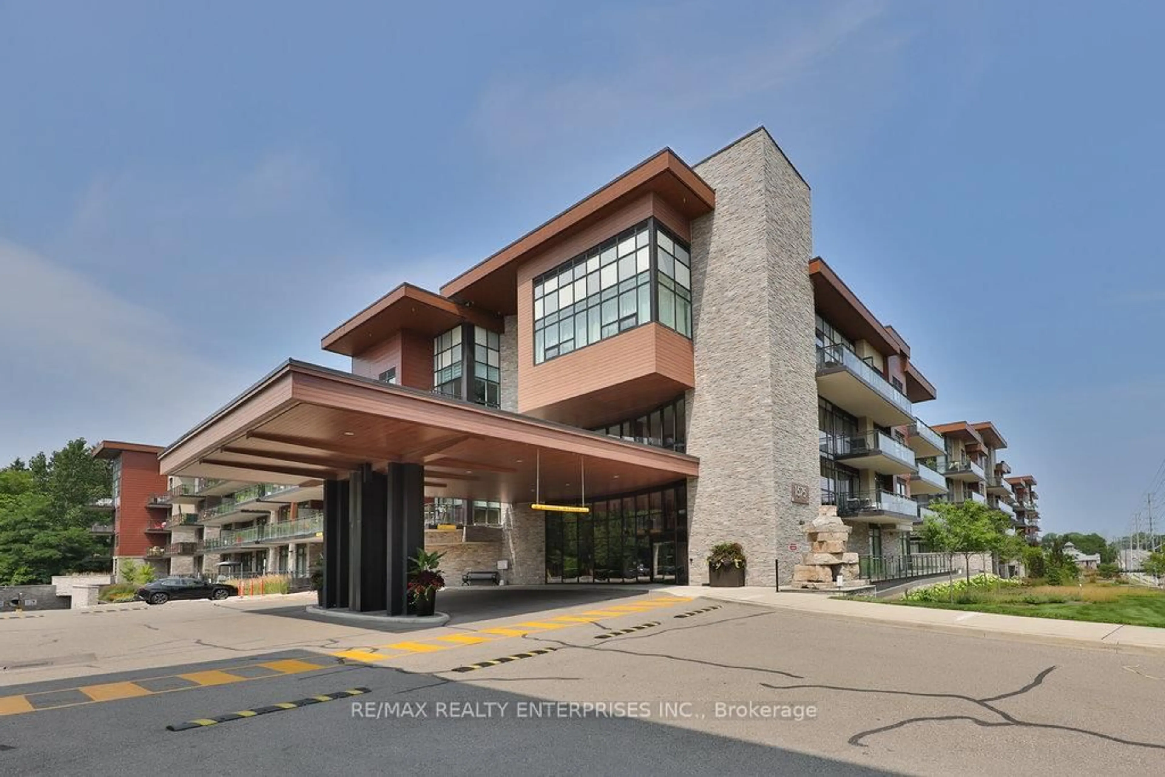 Indoor foyer for 1575 Lakeshore Rd #GR17, Mississauga Ontario L5J 0B1