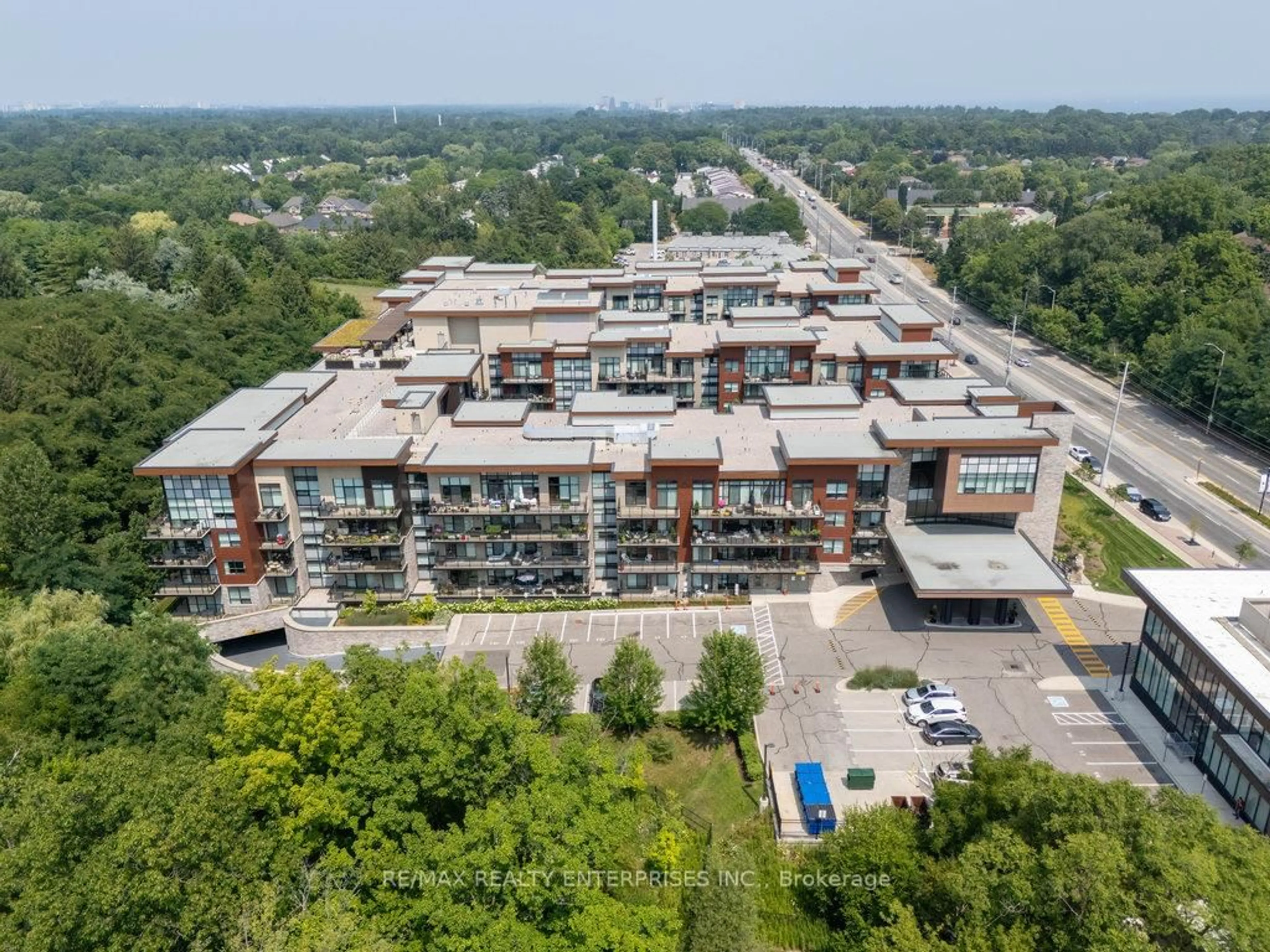A pic from outside/outdoor area/front of a property/back of a property/a pic from drone, building for 1575 Lakeshore Rd #GR17, Mississauga Ontario L5J 0B1