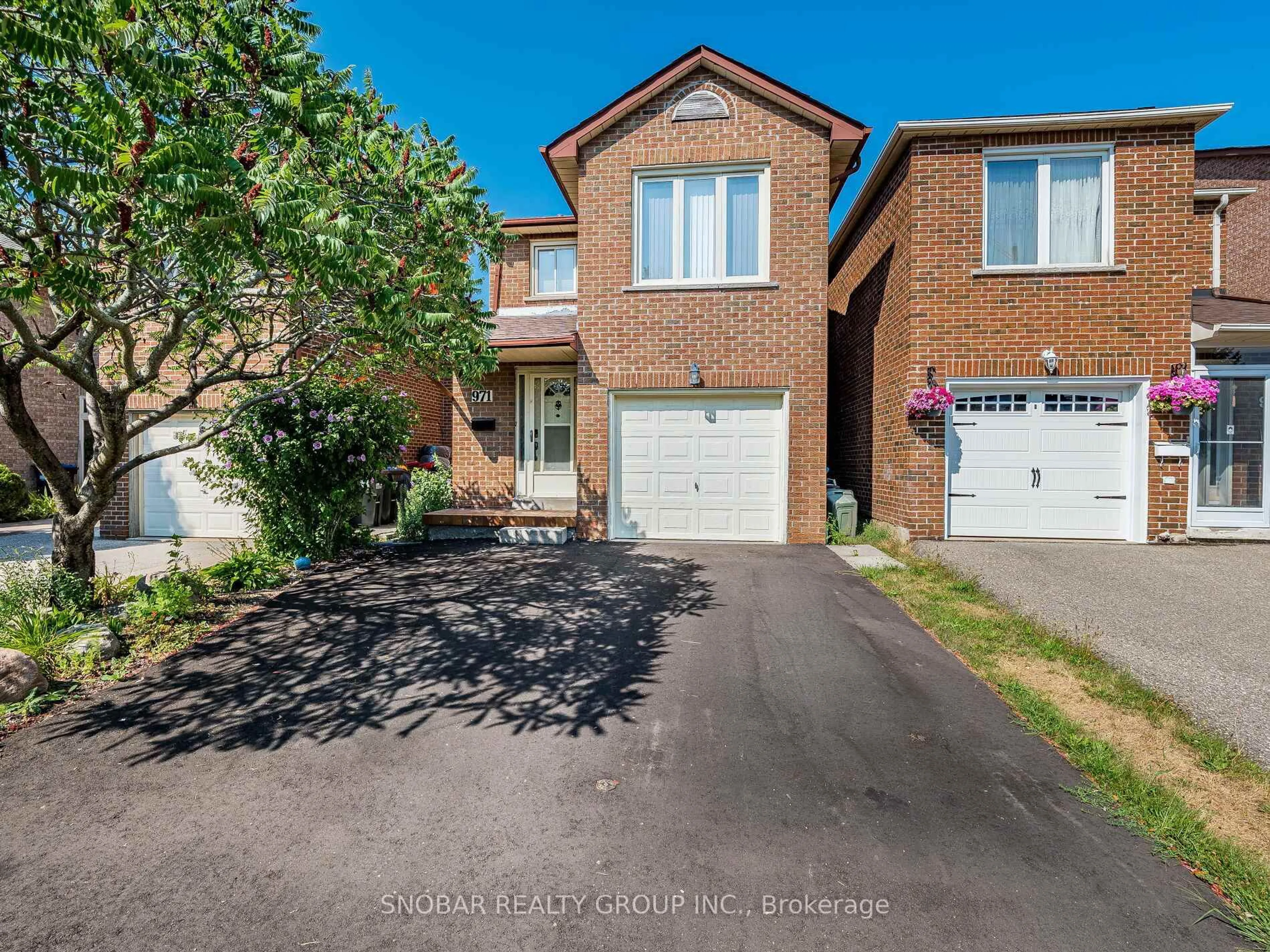 A pic from outside/outdoor area/front of a property/back of a property/a pic from drone, street for 971 Lucerne Cres, Mississauga Ontario L5C 3X6