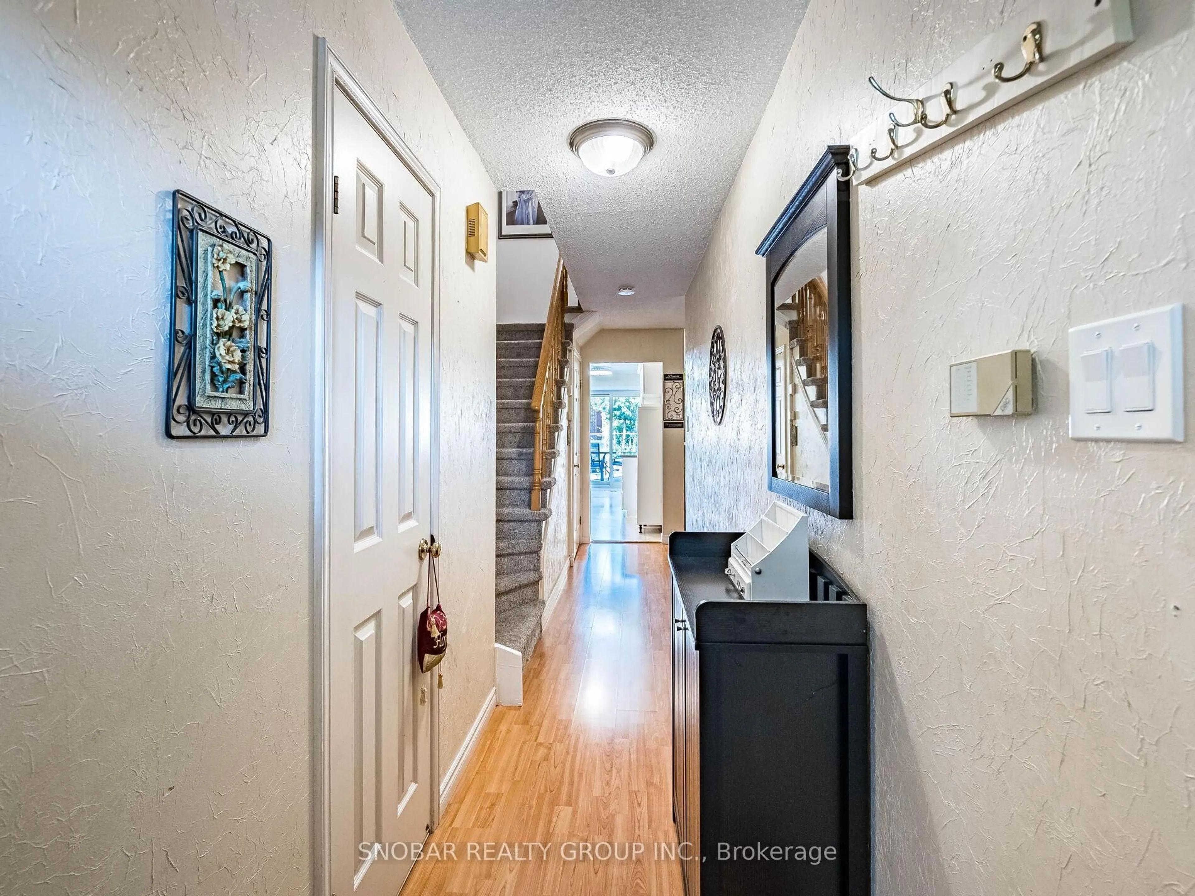 Indoor entryway for 971 Lucerne Cres, Mississauga Ontario L5C 3X6