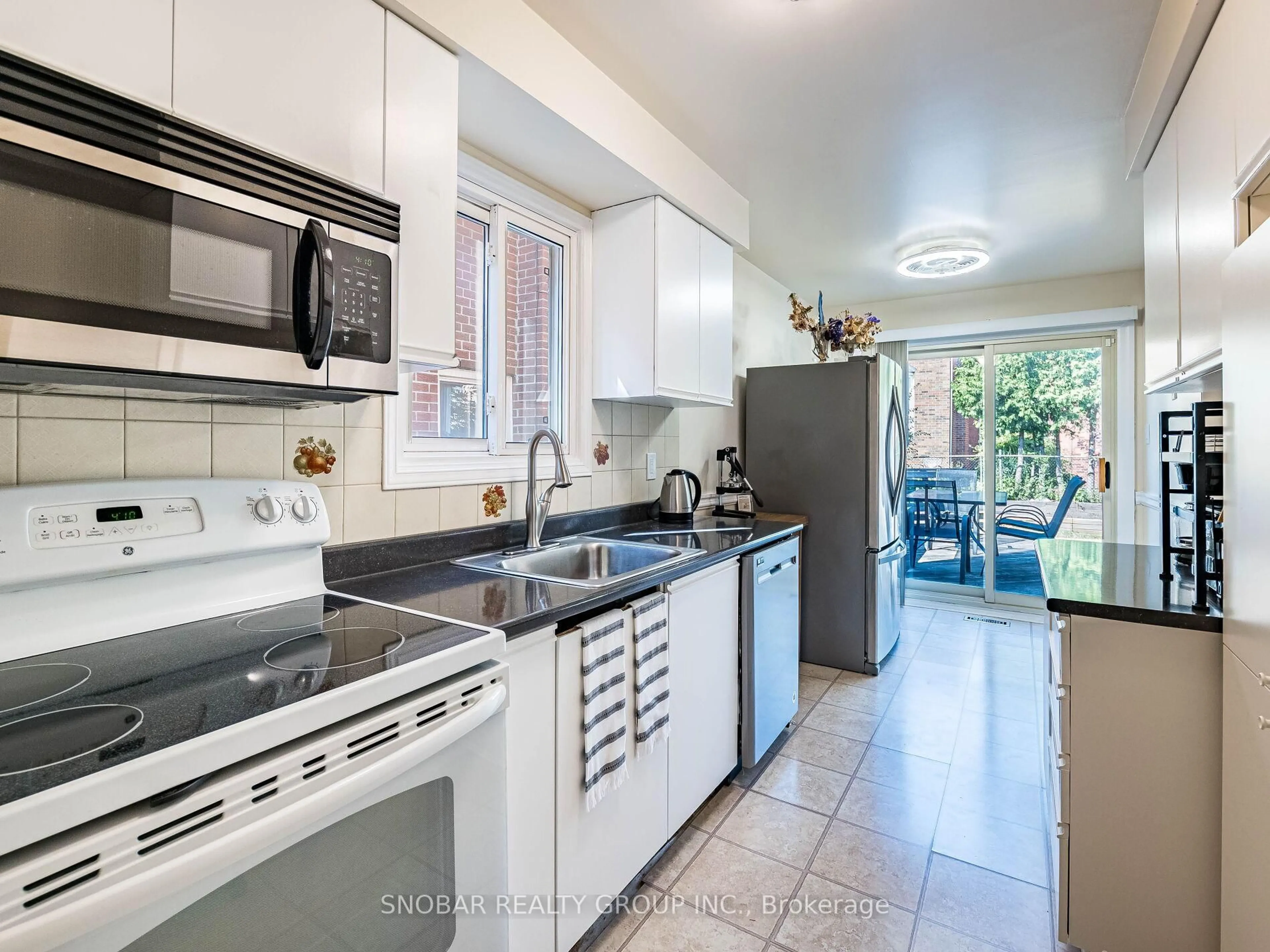 Unknown for 971 Lucerne Cres, Mississauga Ontario L5C 3X6