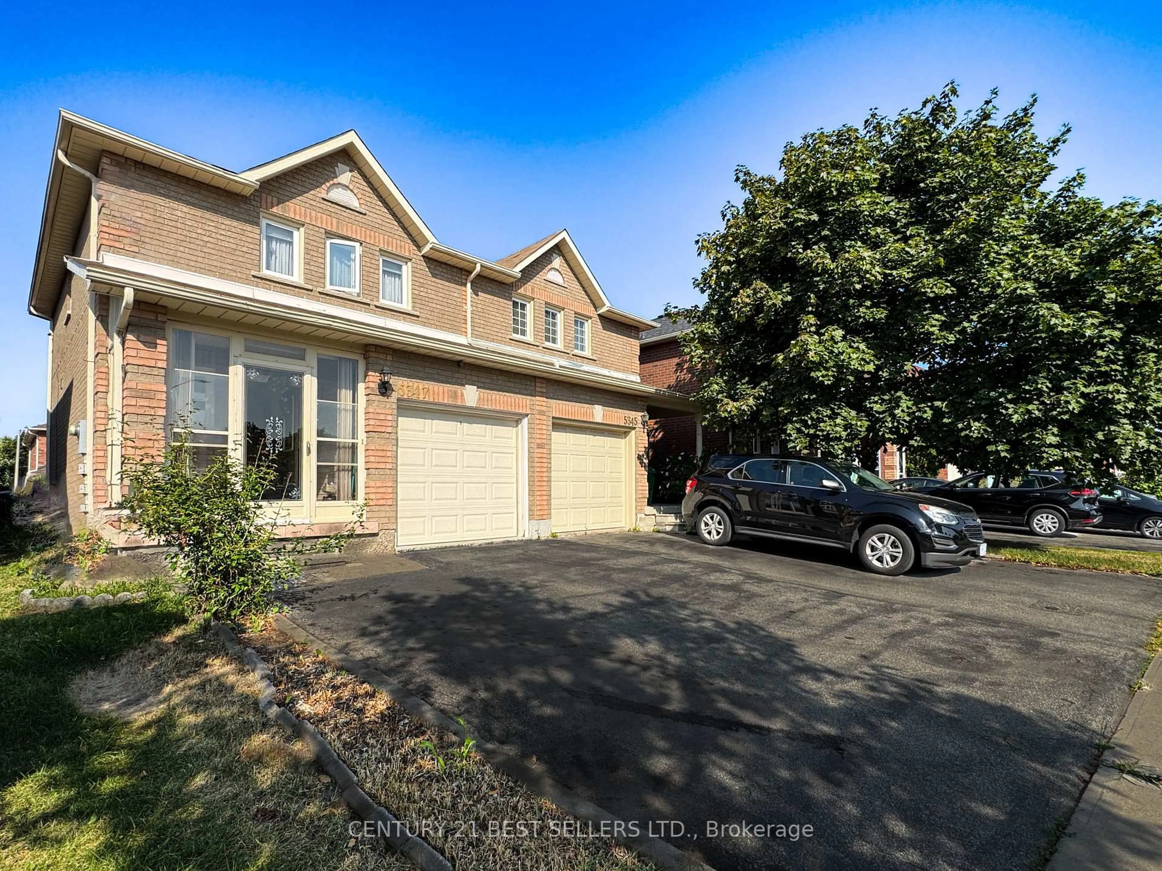 A pic from outside/outdoor area/front of a property/back of a property/a pic from drone, street for 5347 Red Brush Dr, Mississauga Ontario L4Z 3Z5