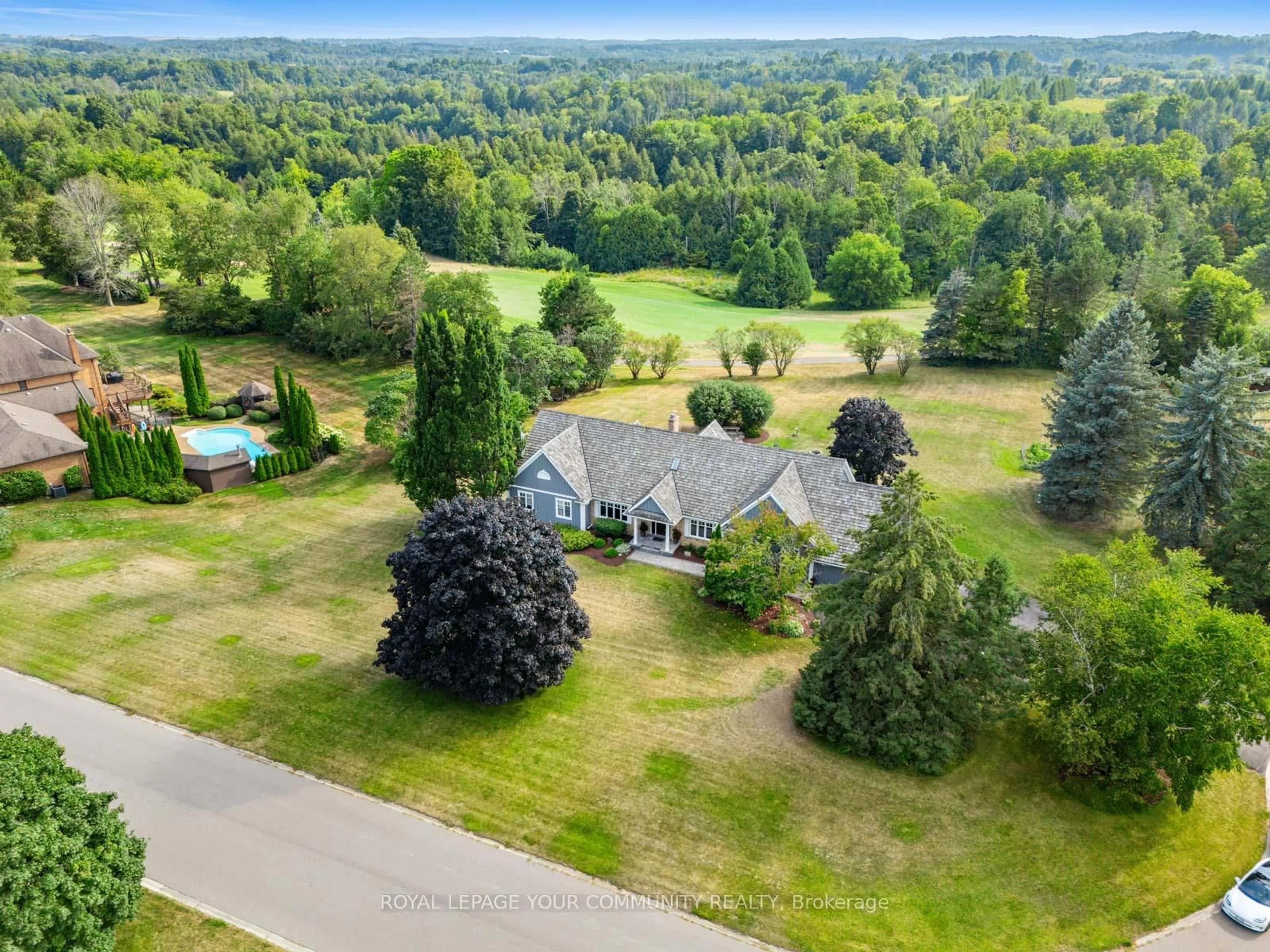 A pic from outside/outdoor area/front of a property/back of a property/a pic from drone, unknown for 6 Creekside Crt, Caledon Ontario L7E 0B3
