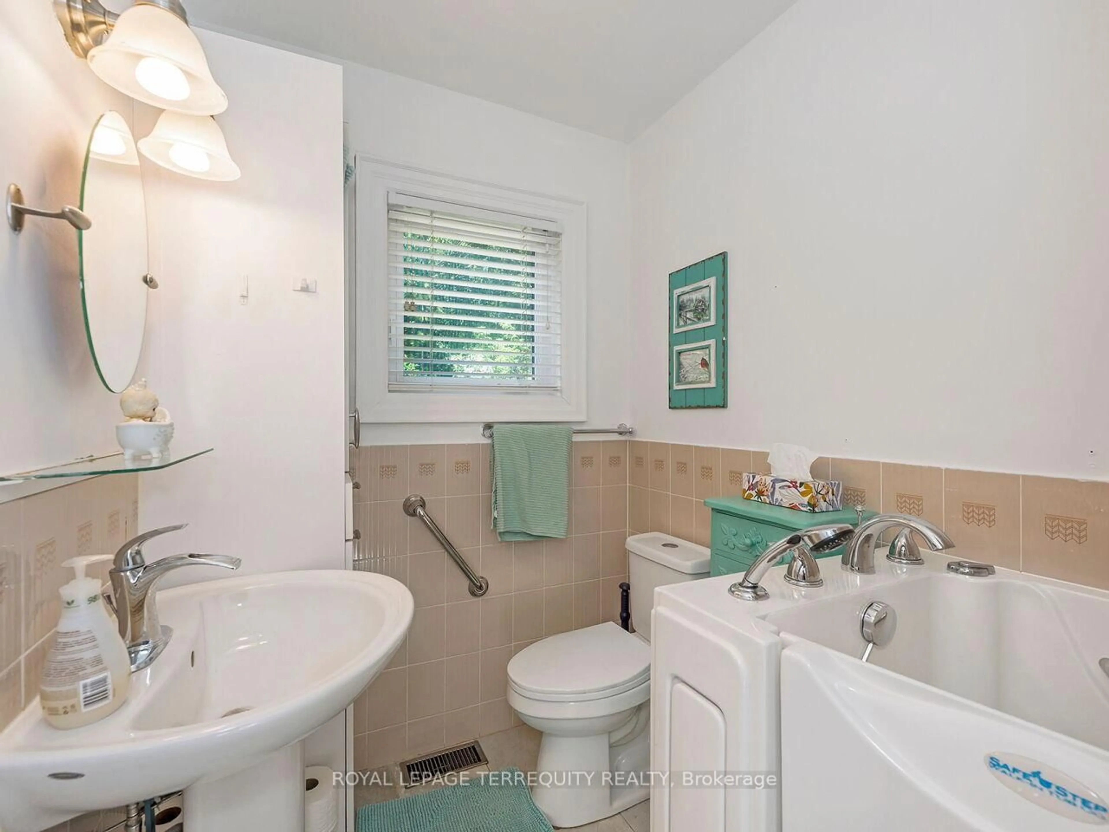 Standard bathroom, ceramic/tile floor for 21 Pylon Pl, Toronto Ontario M9W 2P3