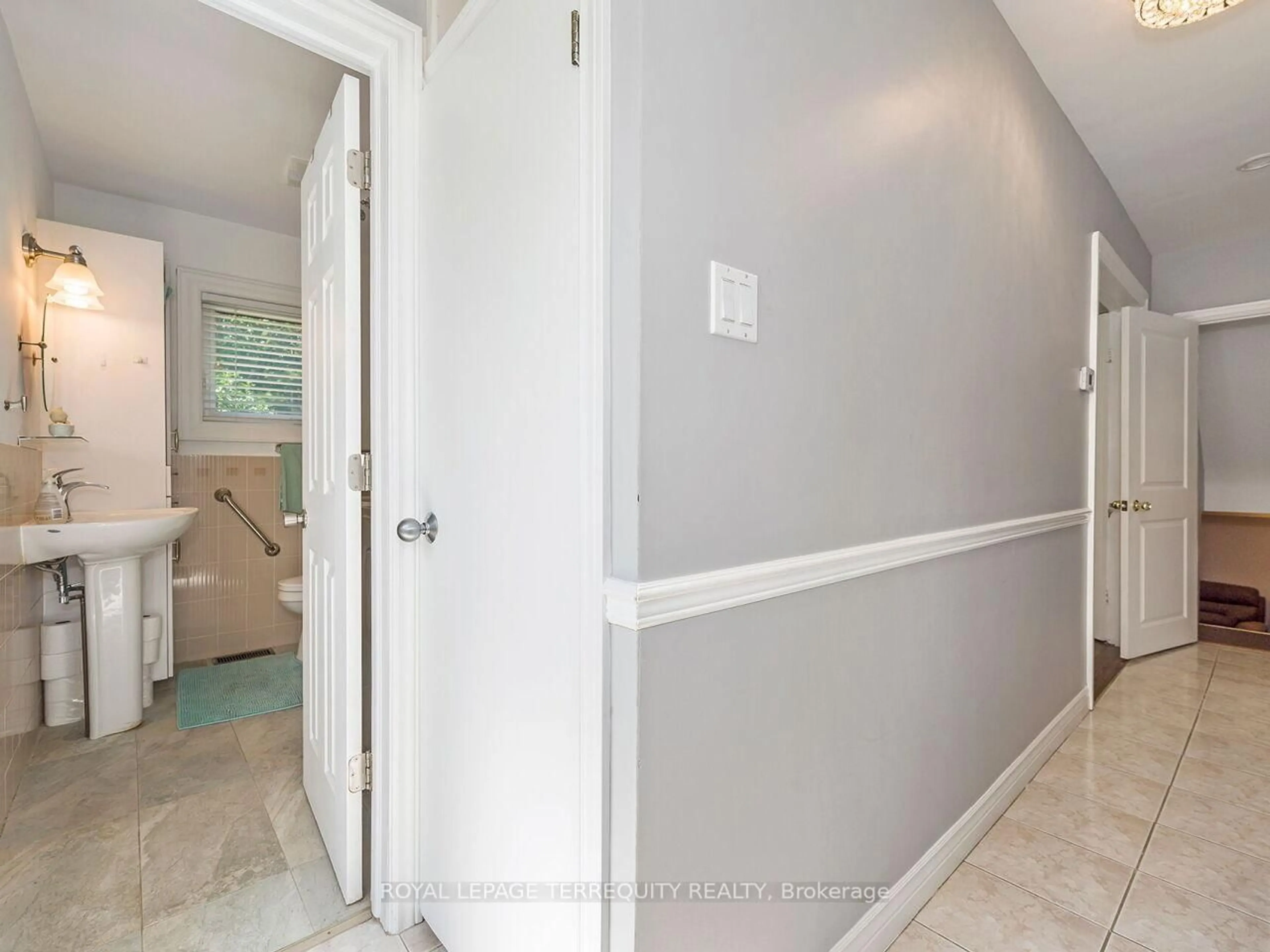 Indoor entryway for 21 Pylon Pl, Toronto Ontario M9W 2P3