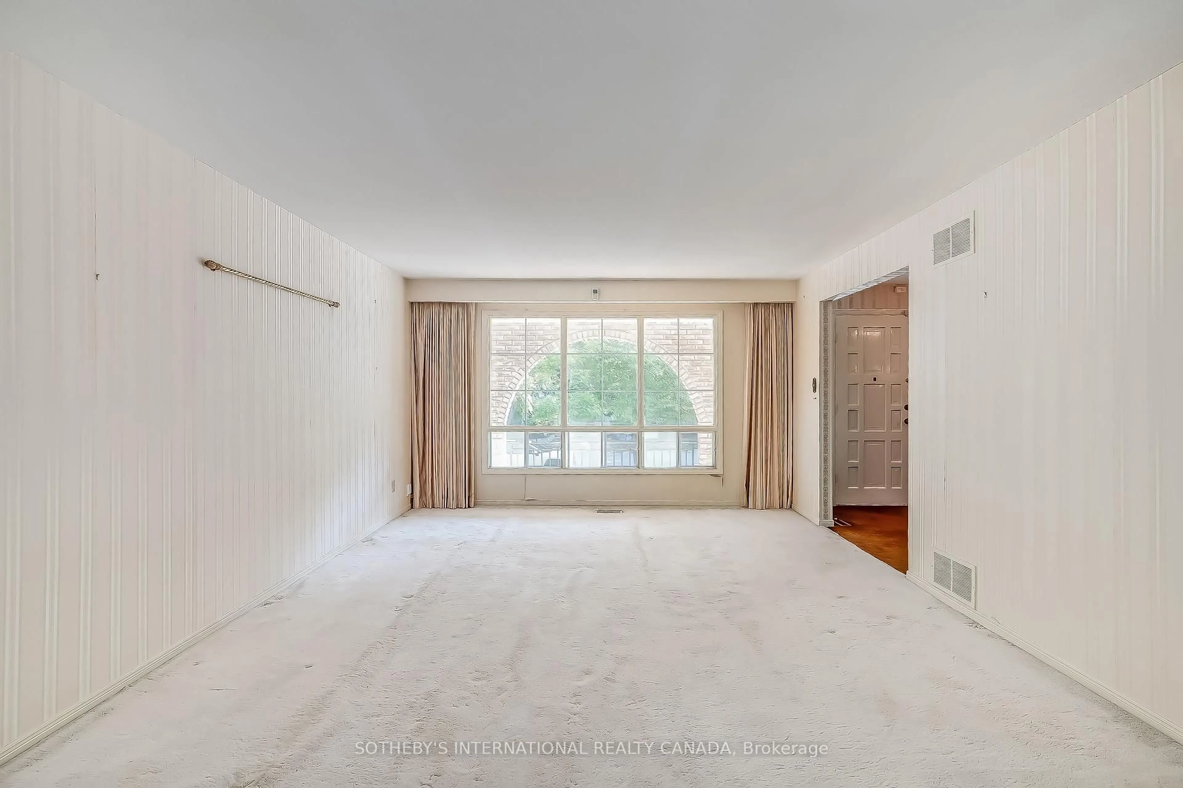 A pic of a room for 816 Bexhill Rd, Mississauga Ontario L5J 4E5