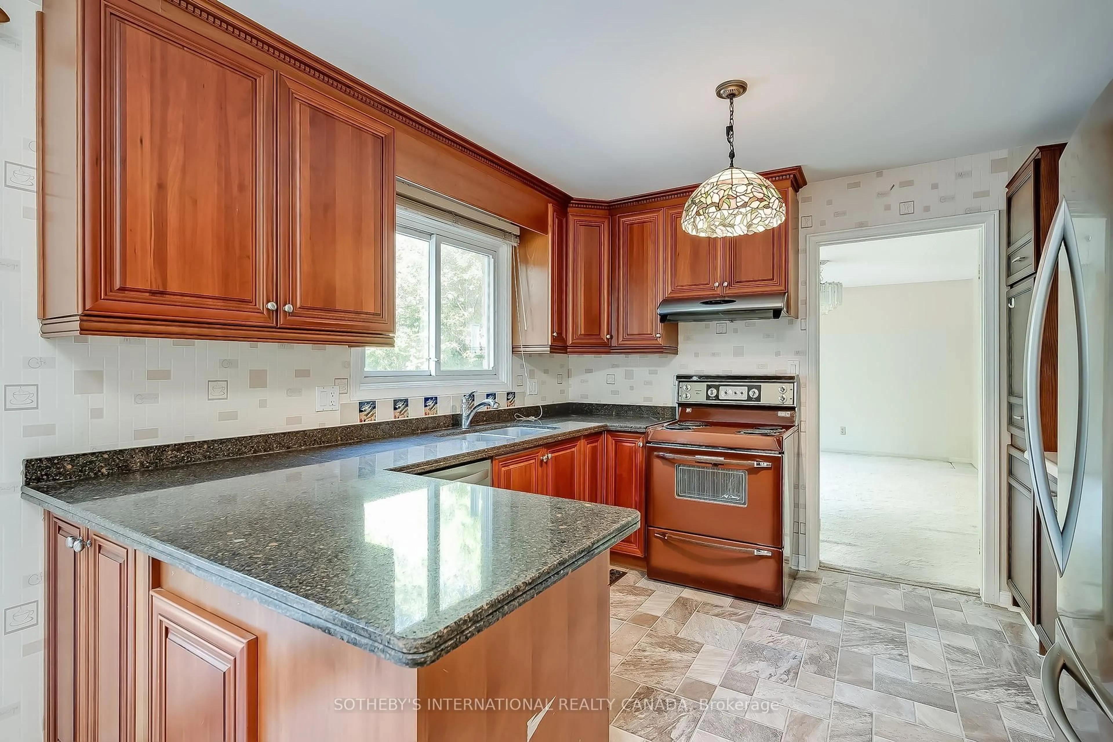 Open concept kitchen, ceramic/tile floor for 816 Bexhill Rd, Mississauga Ontario L5J 4E5