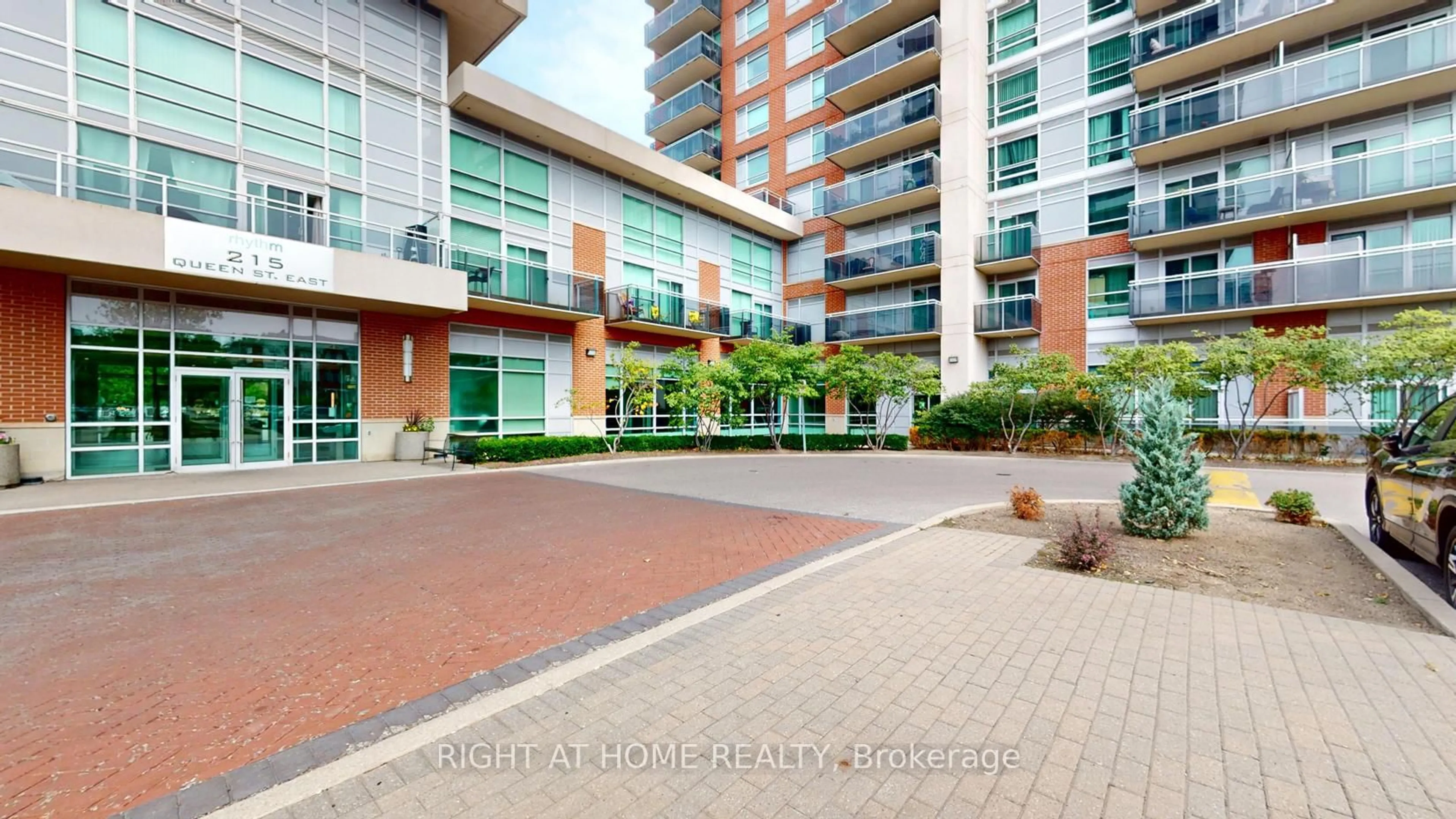Patio, street for 215 Queen St #509, Brampton Ontario L6W 0A9
