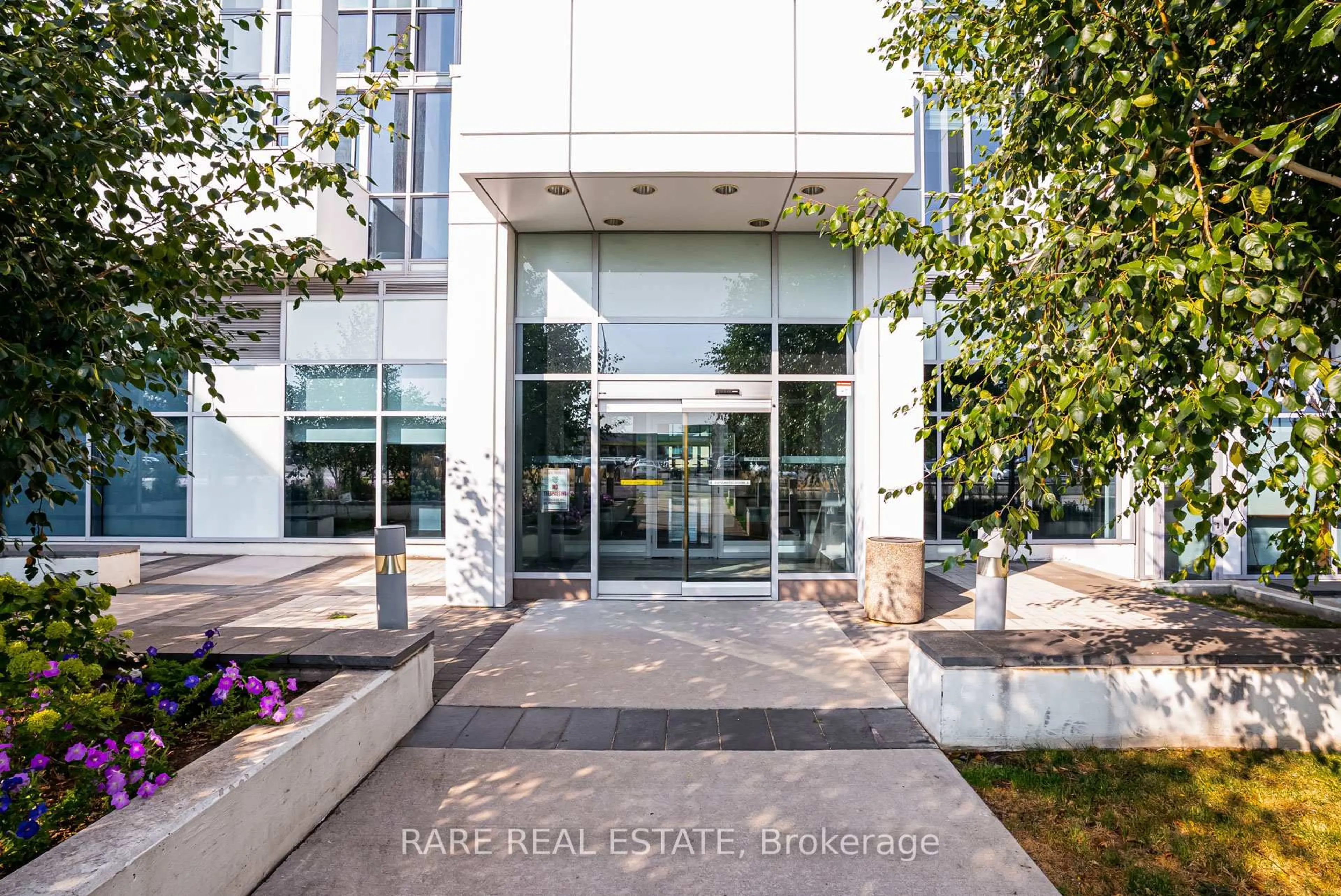 Indoor foyer for 65 Speers Rd #1901, Oakville Ontario L6K 0J1