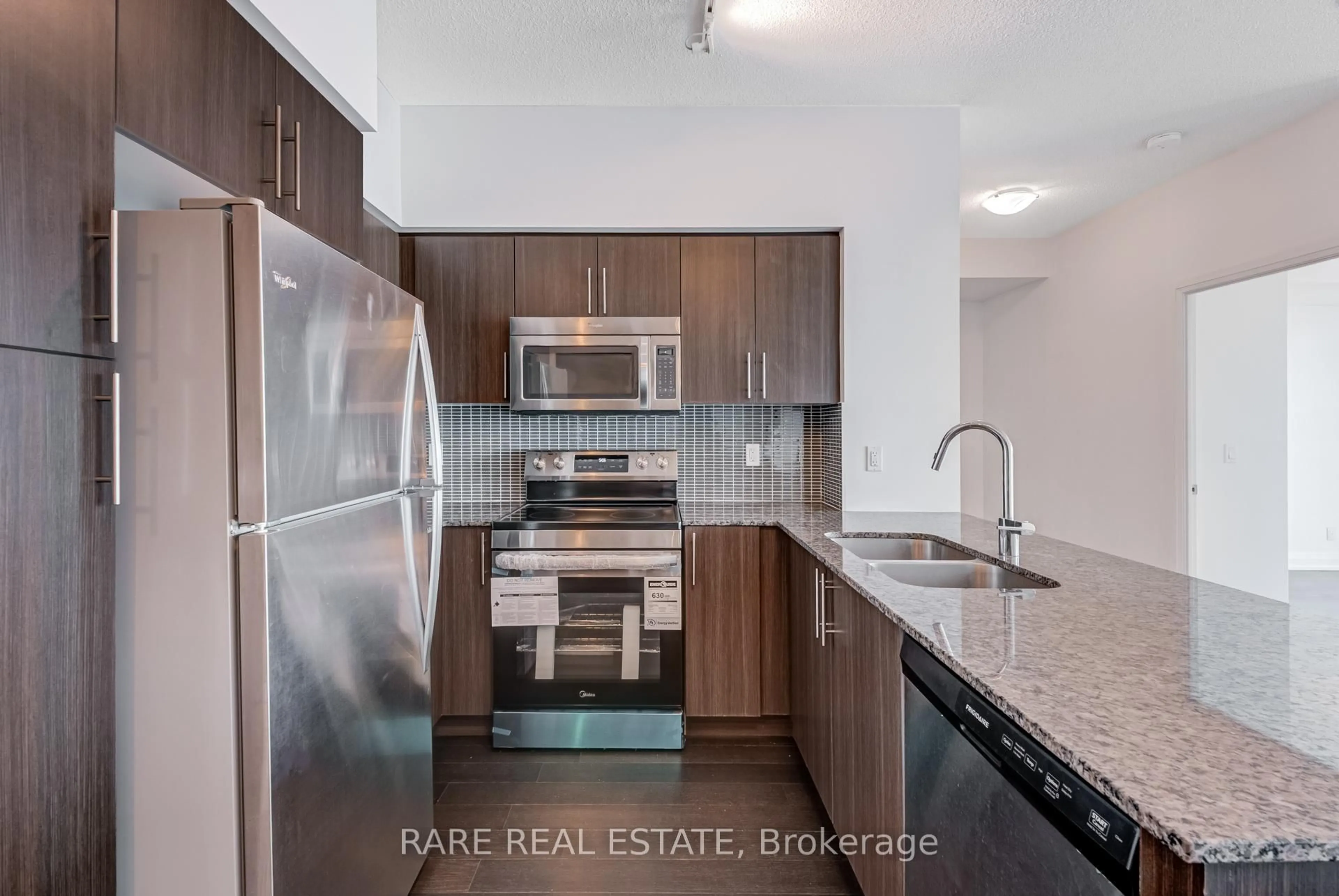 Standard kitchen, unknown for 65 Speers Rd #1901, Oakville Ontario L6K 0J1