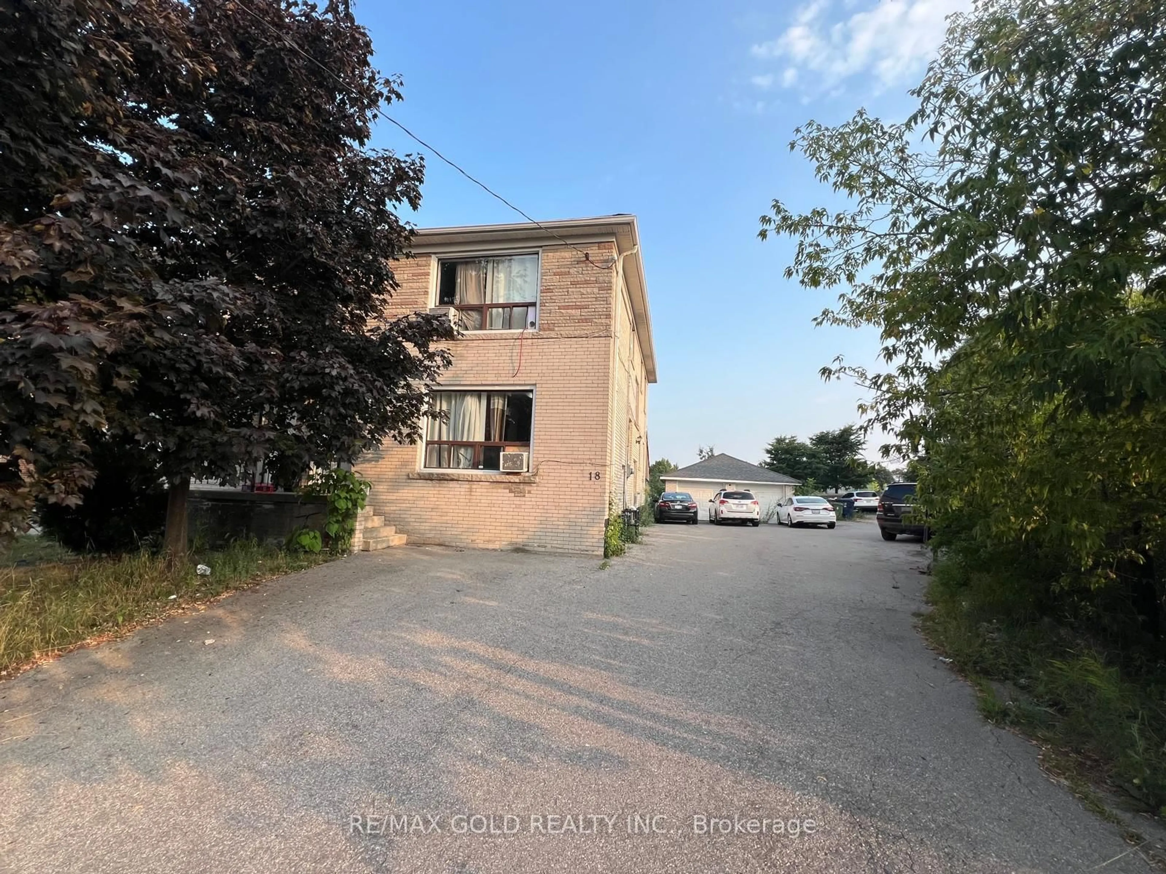 A pic from outside/outdoor area/front of a property/back of a property/a pic from drone, street for 18 Leduc Dr, Toronto Ontario M9W 2A8