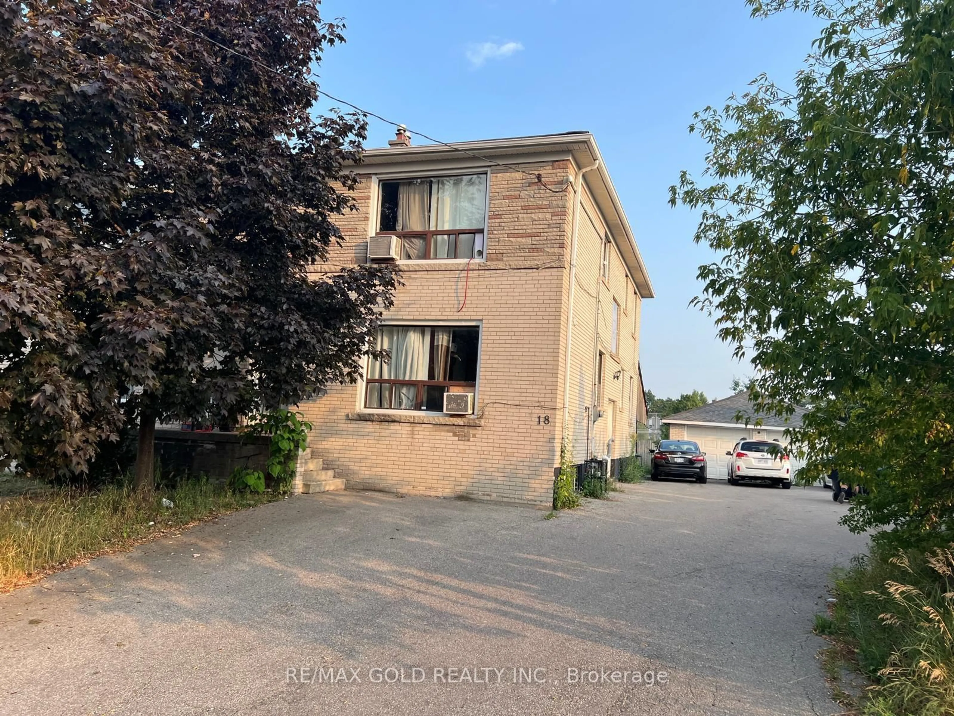 A pic from outside/outdoor area/front of a property/back of a property/a pic from drone, building for 18 Leduc Dr, Toronto Ontario M9W 2A8