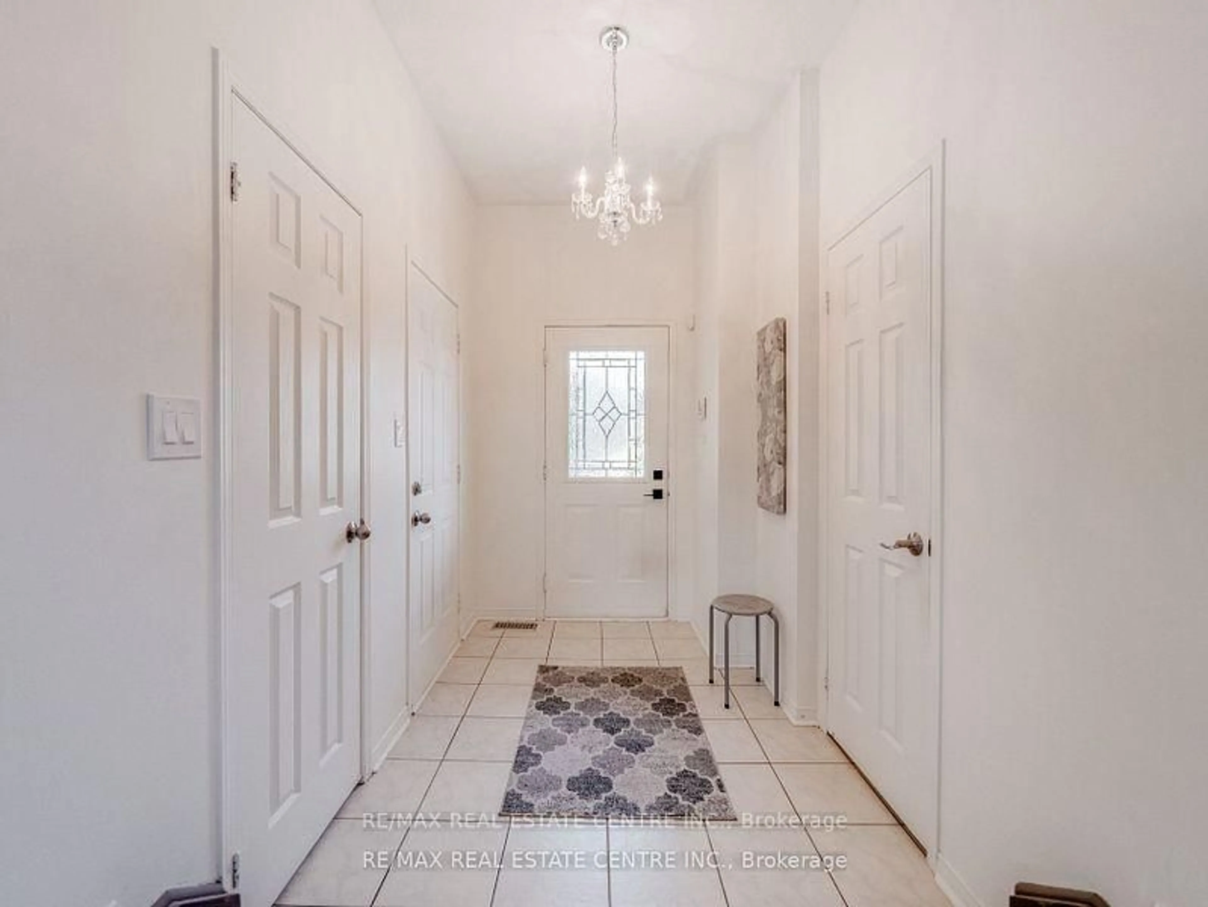 Indoor entryway for 1306 Sandpiper Rd, Oakville Ontario L6M 3V7