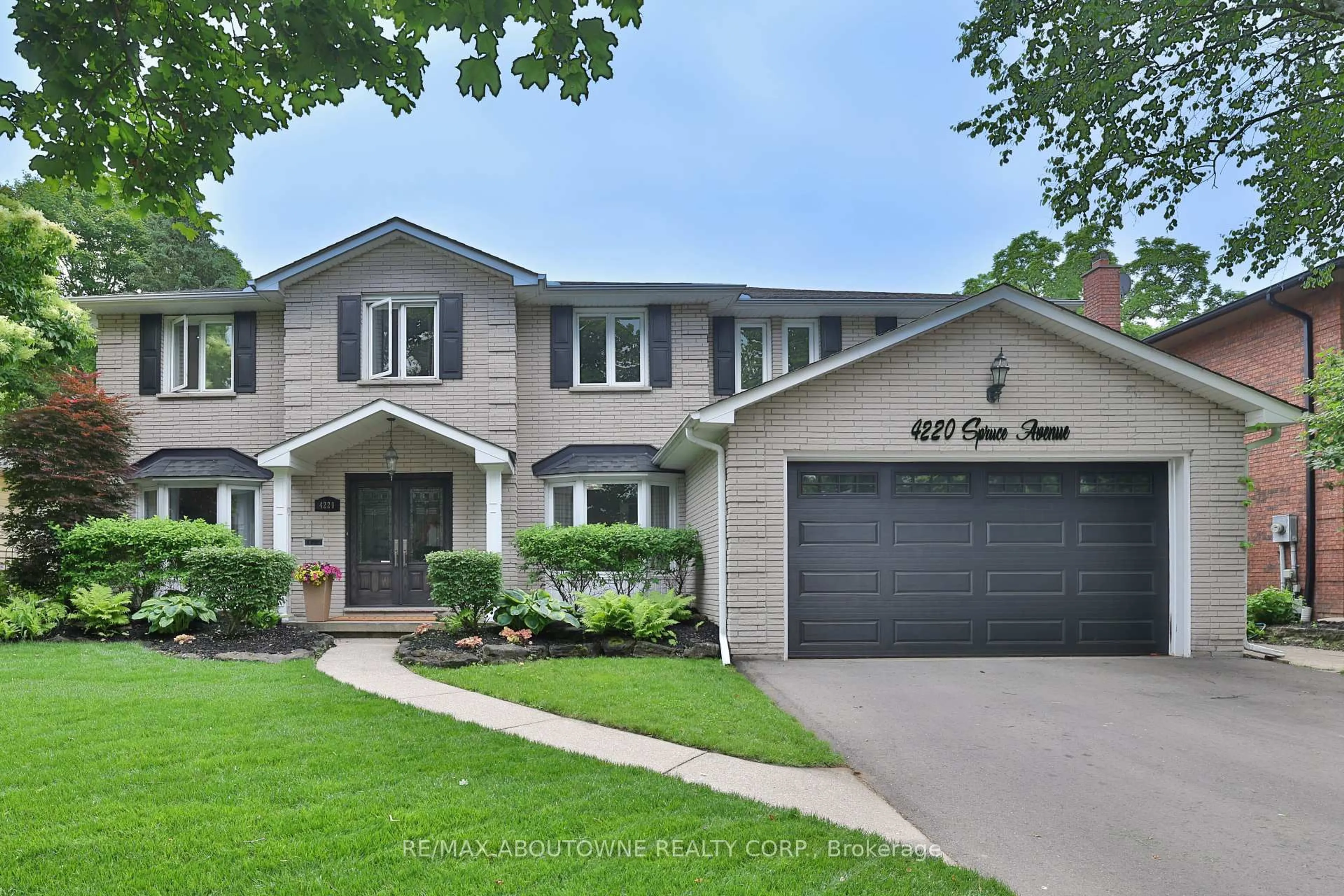 Home with brick exterior material, street for 4220 Spruce Ave, Burlington Ontario L7L 1L2