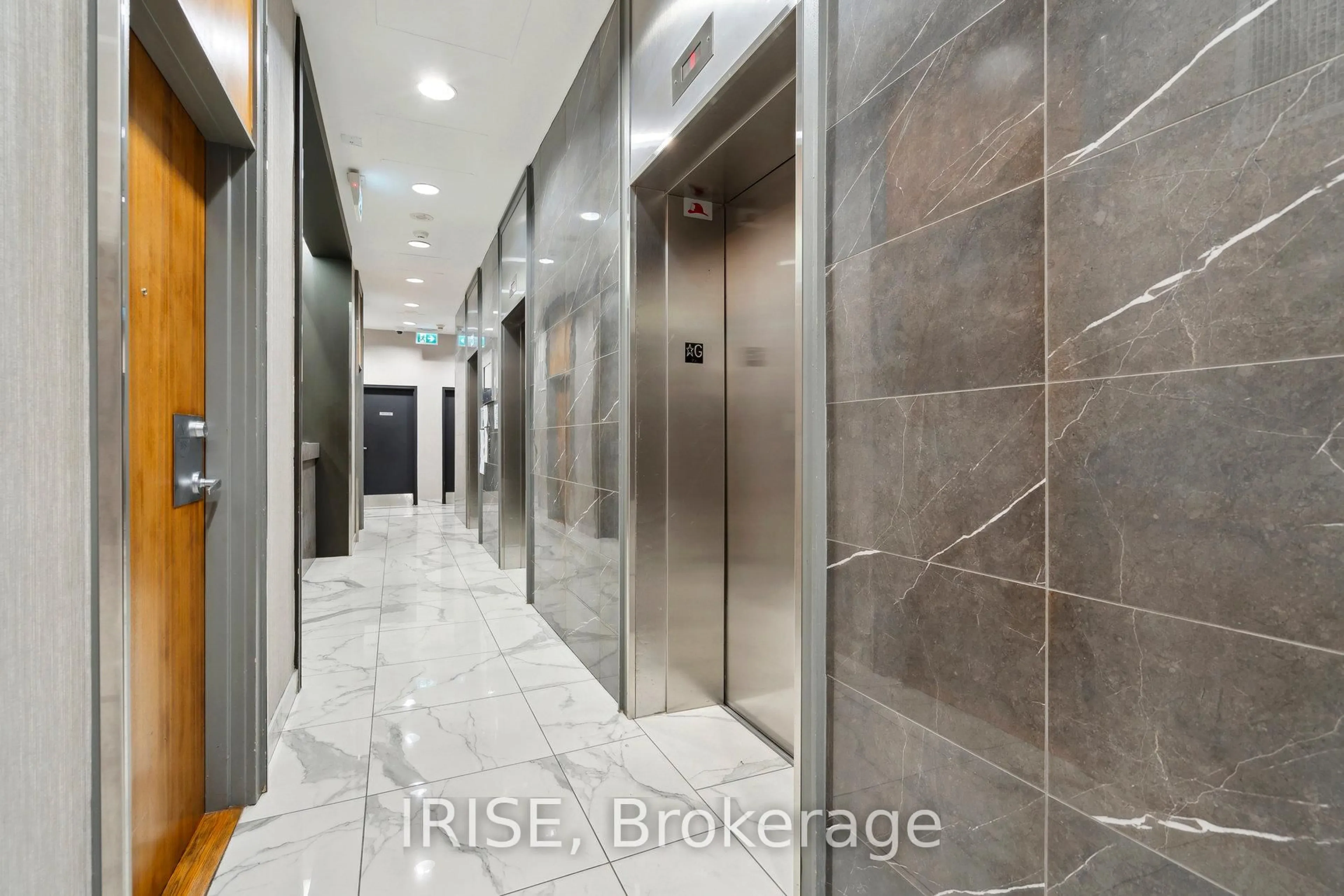 Indoor foyer for 1 Elm Dr #2812, Mississauga Ontario L5B 4M1