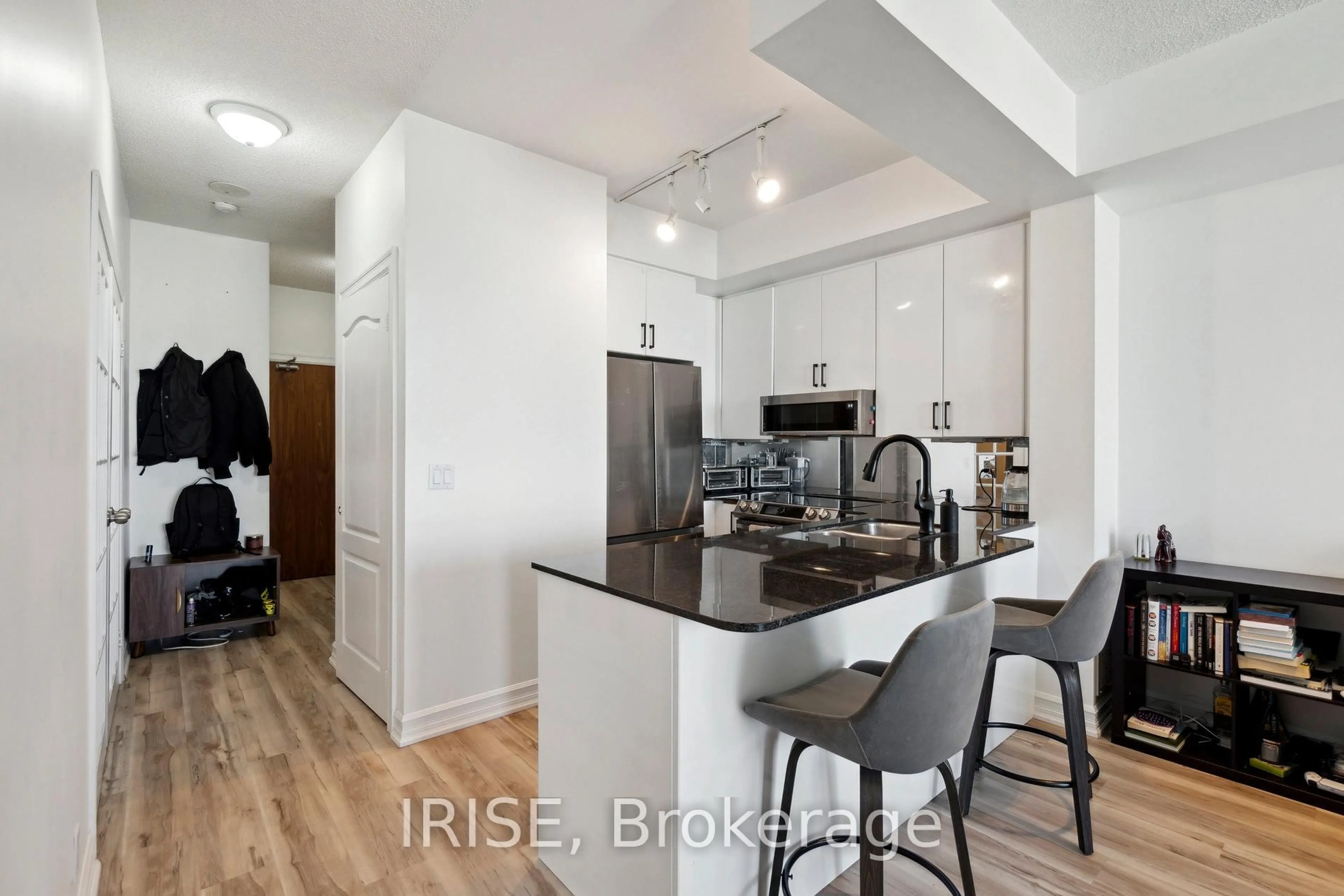 Open concept kitchen, unknown for 1 Elm Dr #2812, Mississauga Ontario L5B 4M1
