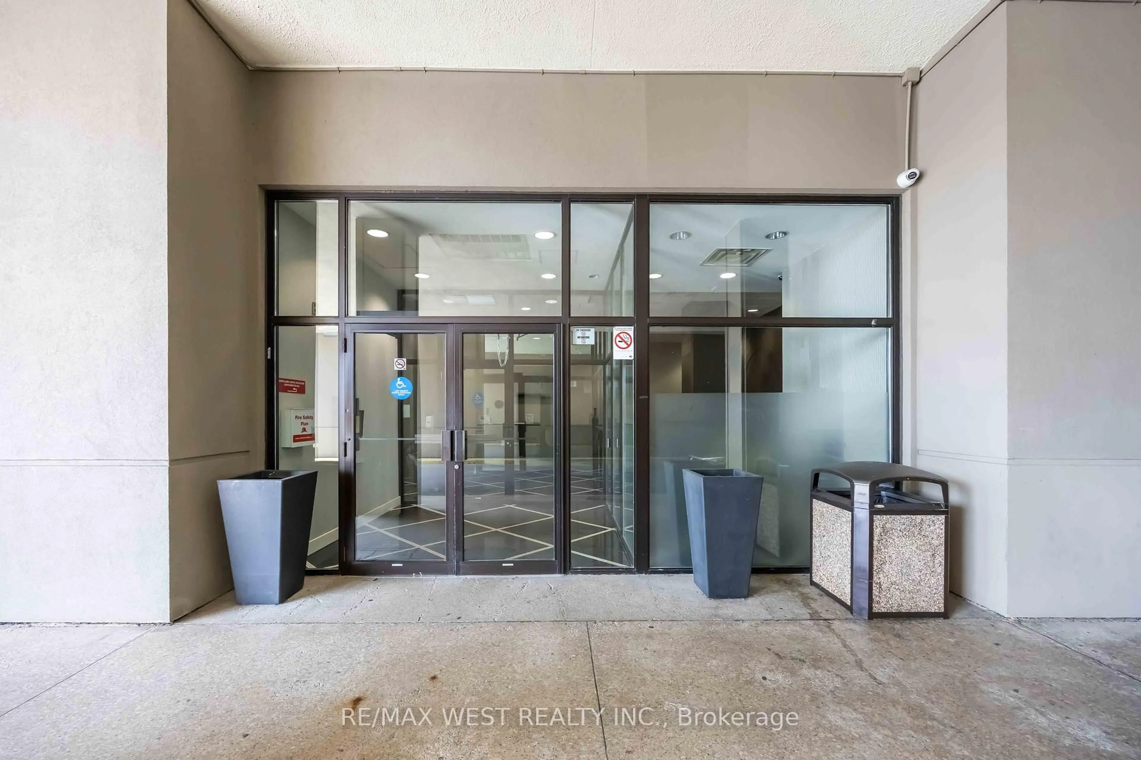 Indoor foyer for 2737 Keele St #629, Toronto Ontario M3M 2E9