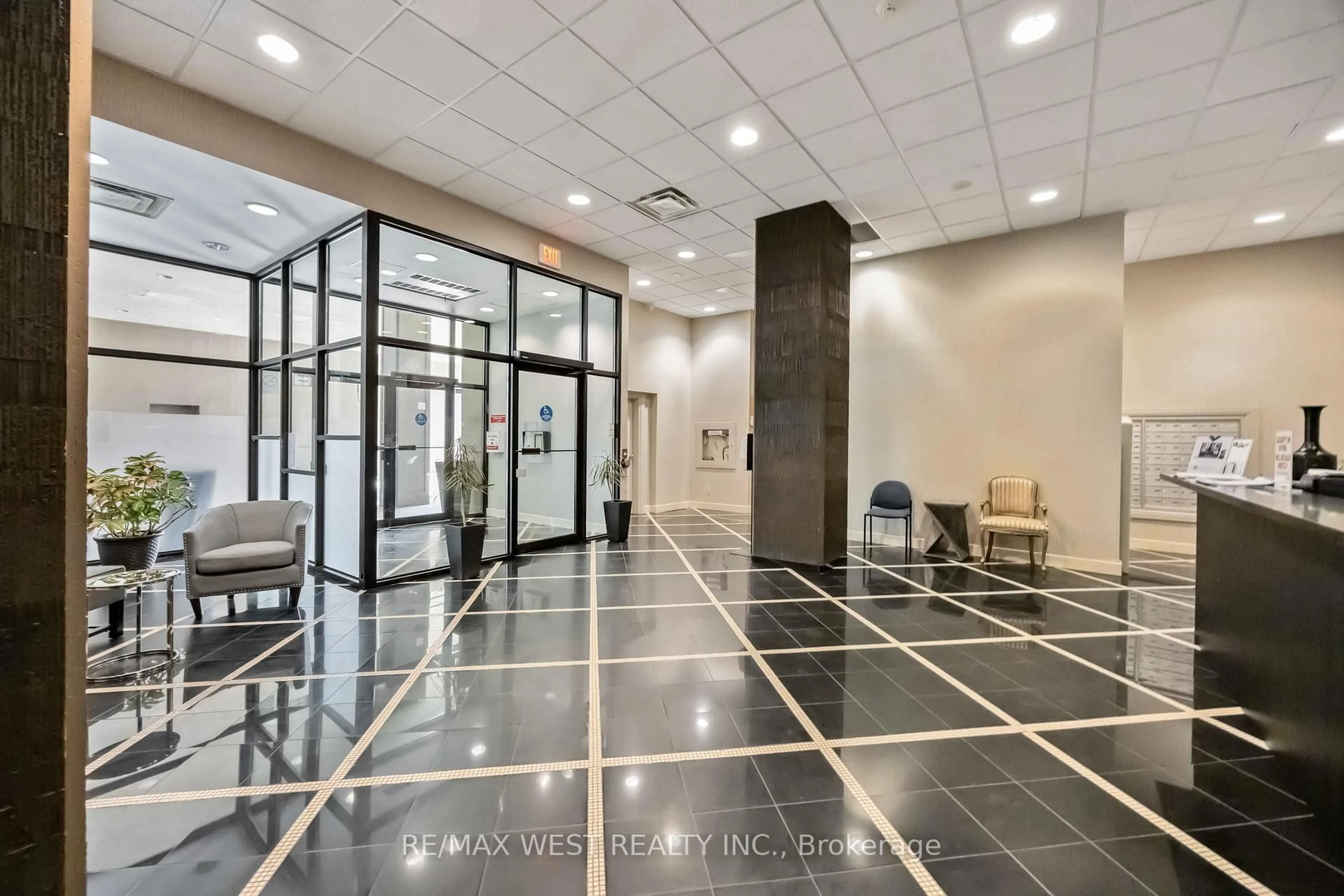 Indoor foyer for 2737 Keele St #629, Toronto Ontario M3M 2E9