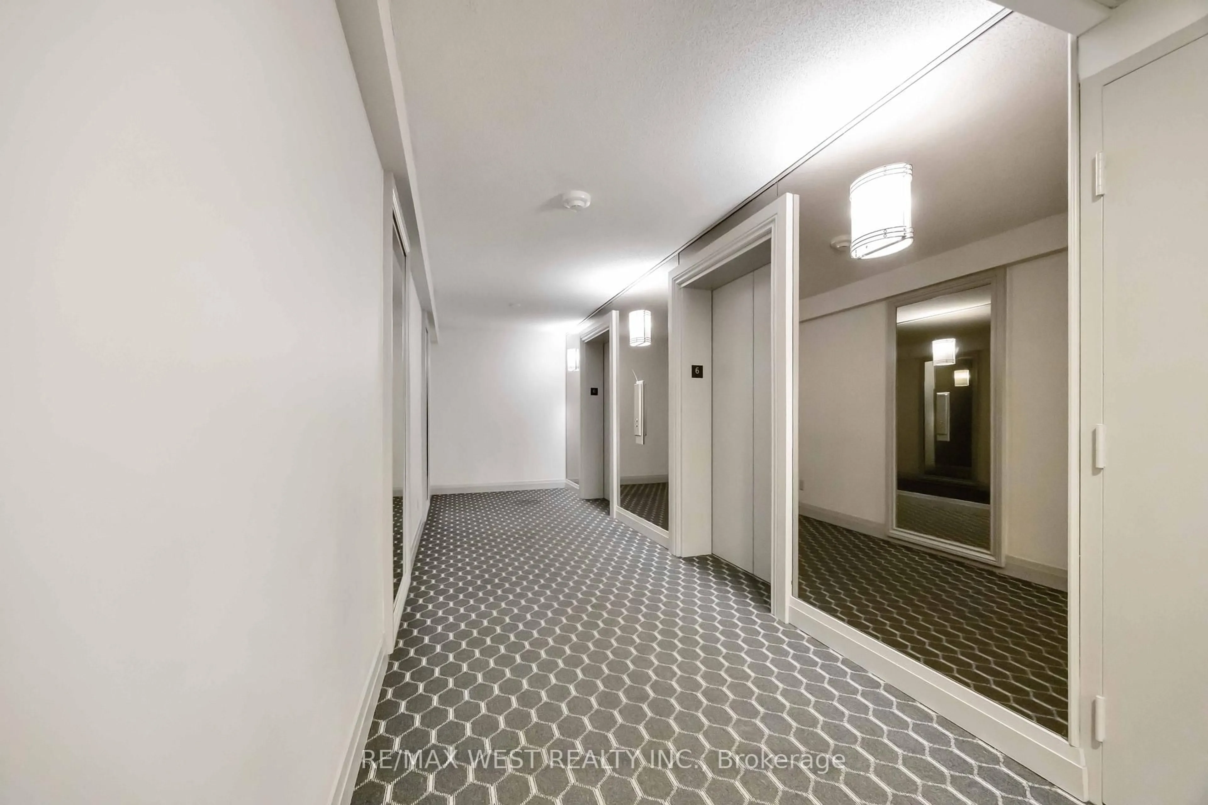 Indoor foyer for 2737 Keele St #629, Toronto Ontario M3M 2E9