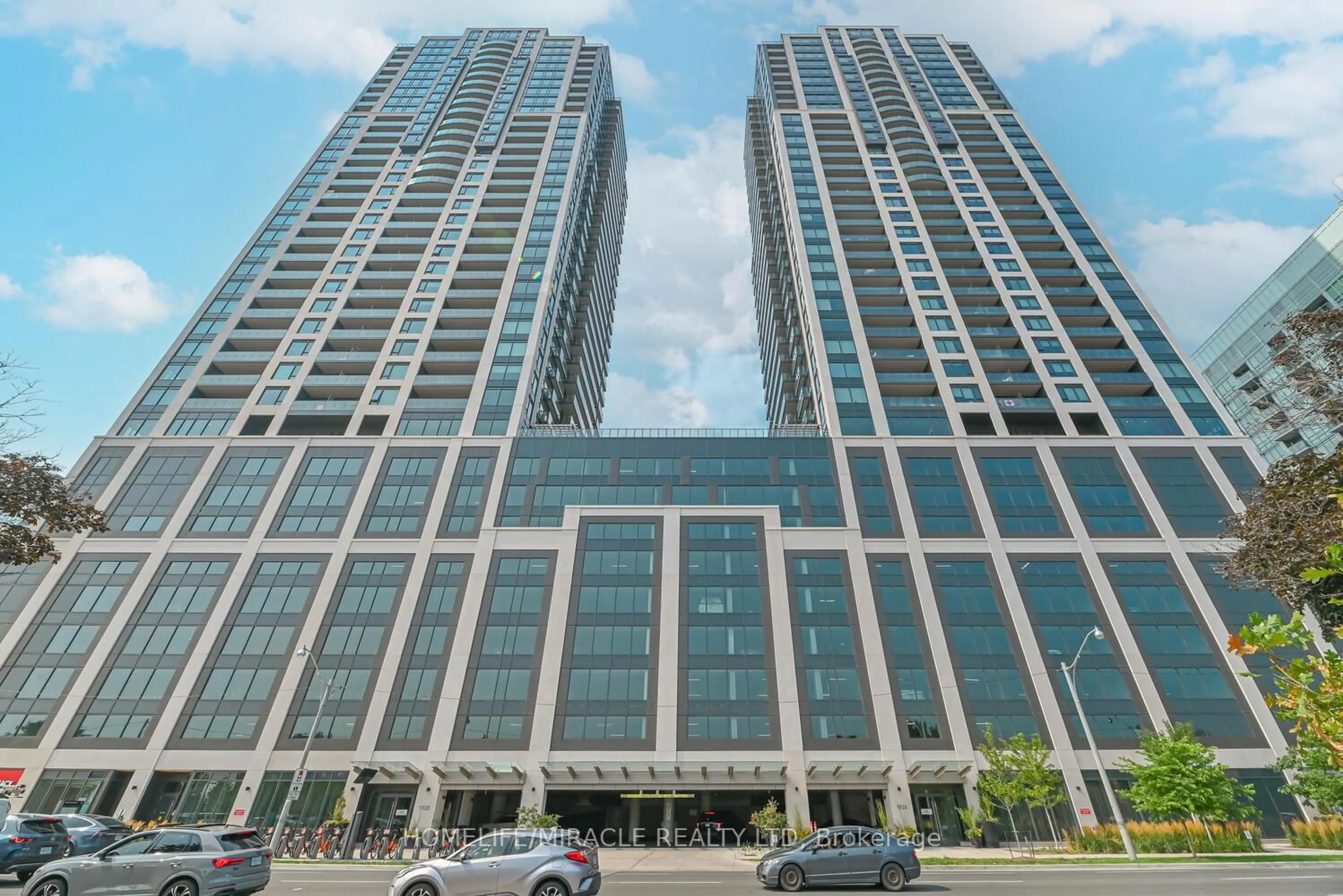 Indoor foyer for 1926 Lakeshore Blvd #3811, Toronto Ontario M6S 1A1