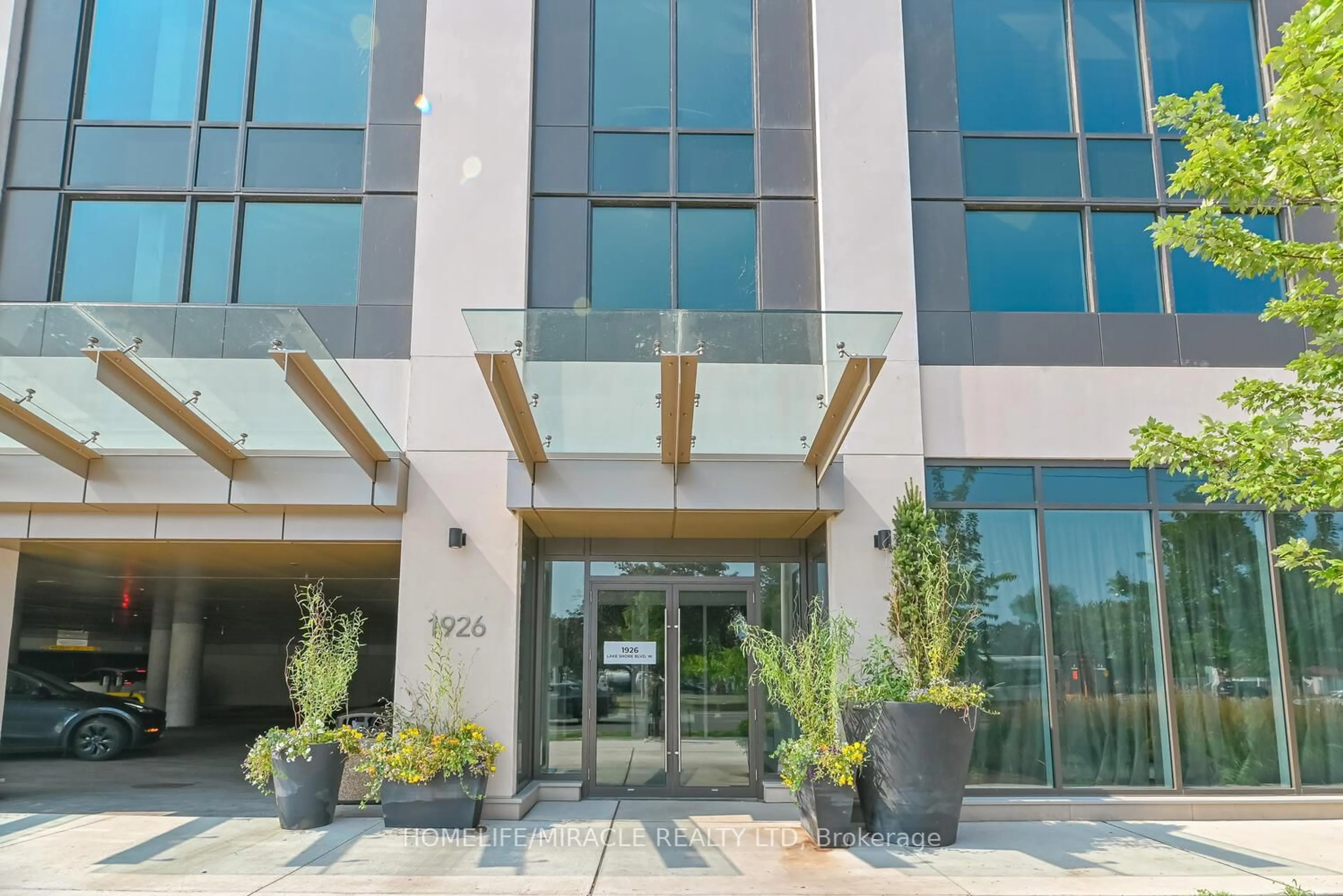 Indoor foyer for 1926 Lakeshore Blvd #3811, Toronto Ontario M6S 1A1
