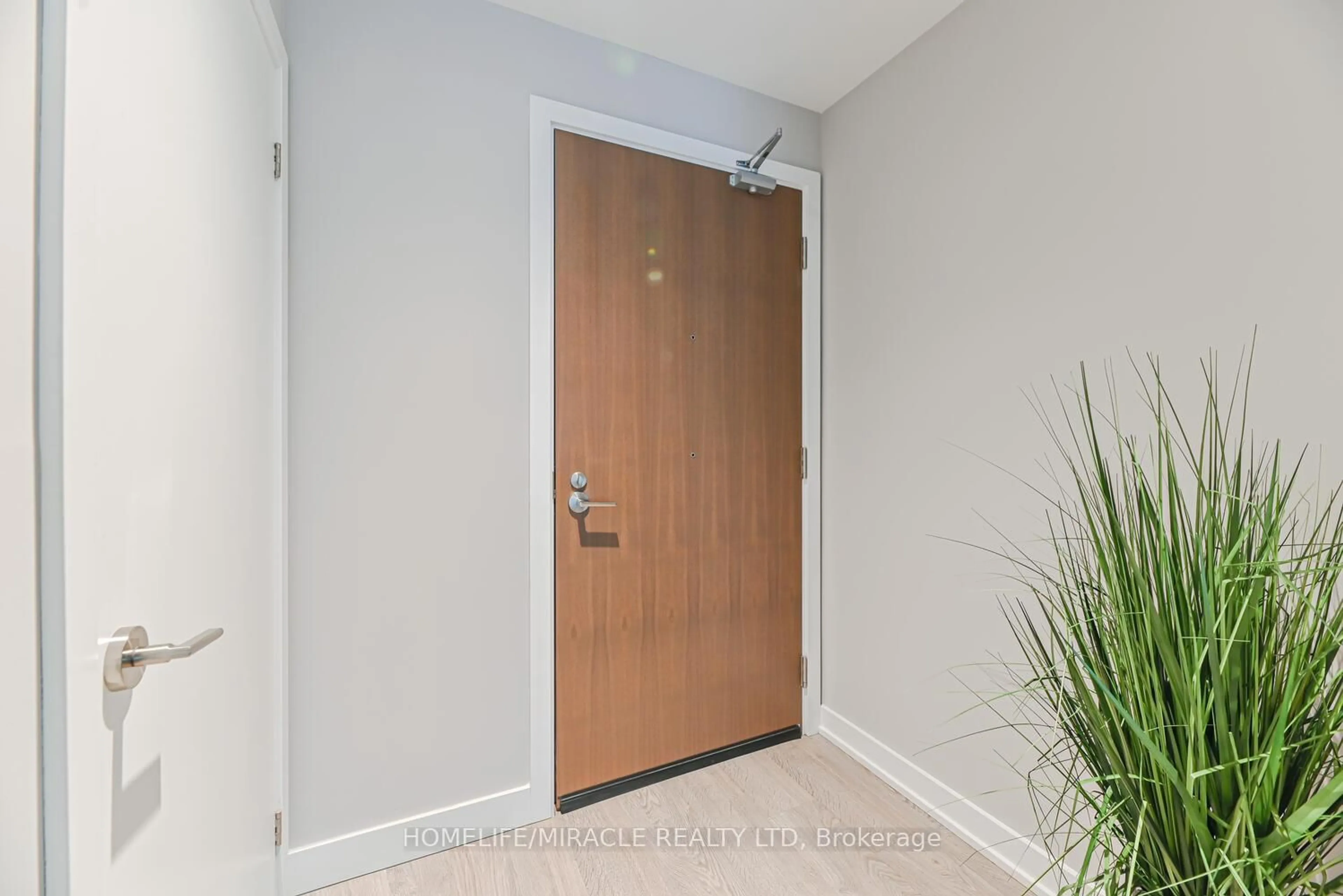 Indoor entryway for 1926 Lakeshore Blvd #3811, Toronto Ontario M6S 1A1