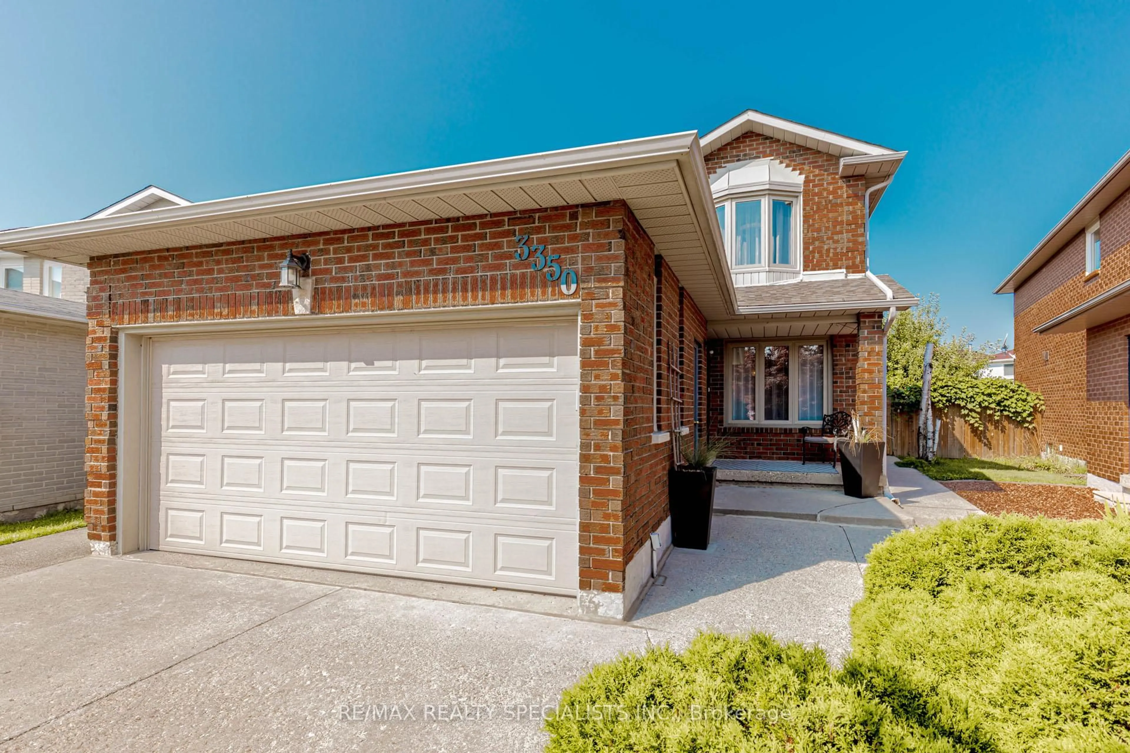 Home with brick exterior material, street for 3350 Columbine Cres, Mississauga Ontario L5N 6A8