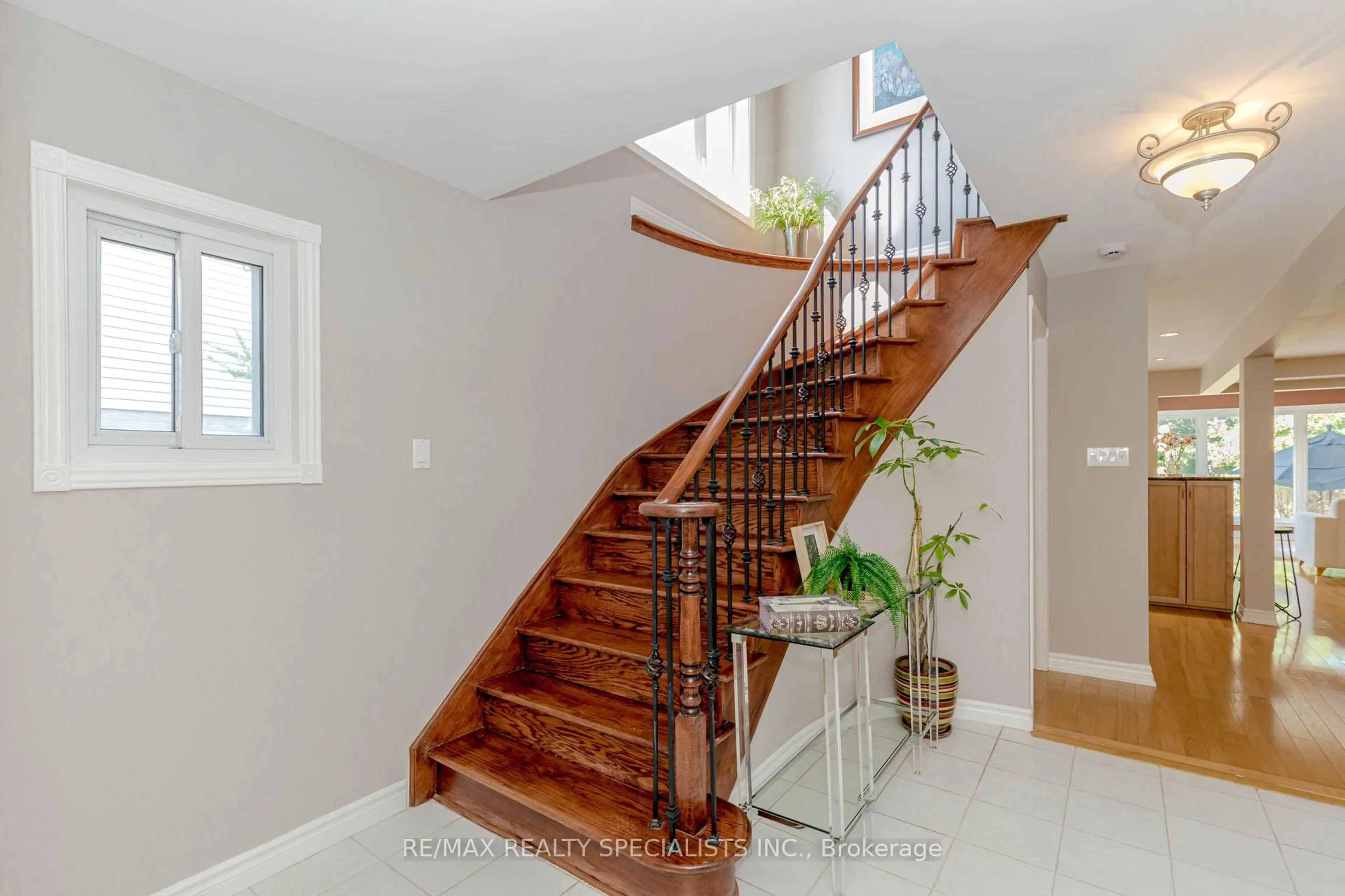 Stairs for 3350 Columbine Cres, Mississauga Ontario L5N 6A8