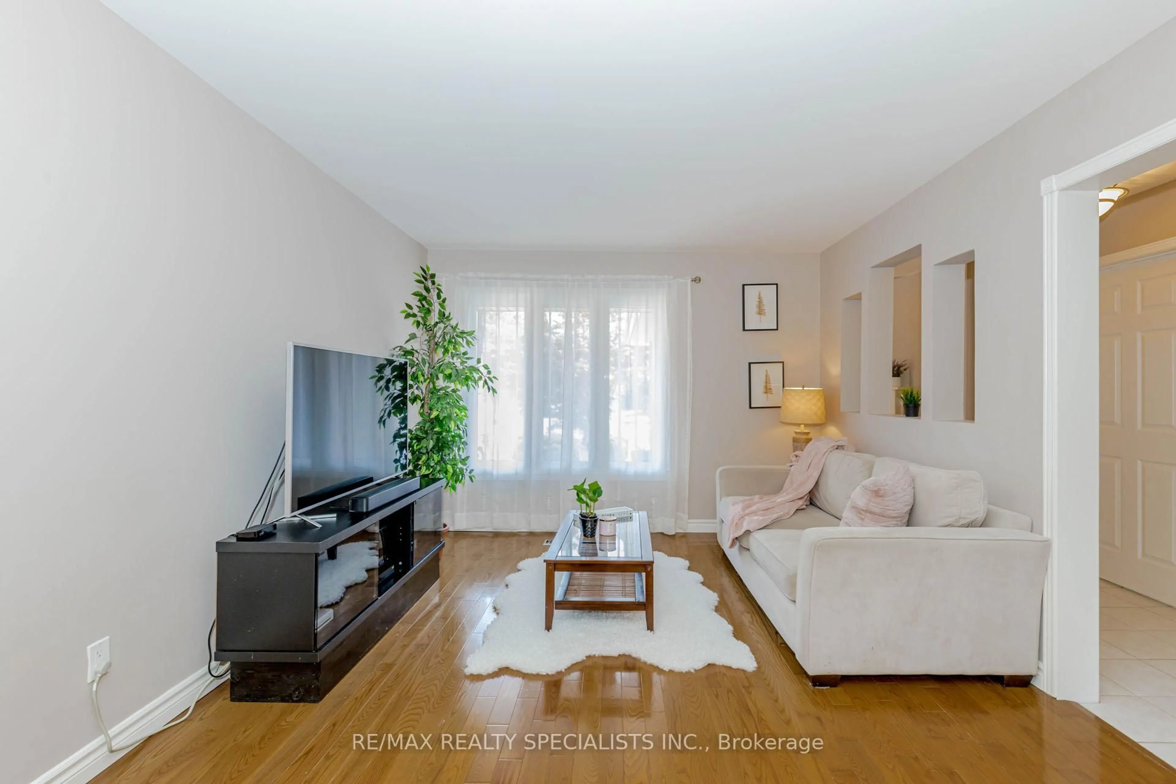 Living room with furniture, wood/laminate floor for 3350 Columbine Cres, Mississauga Ontario L5N 6A8